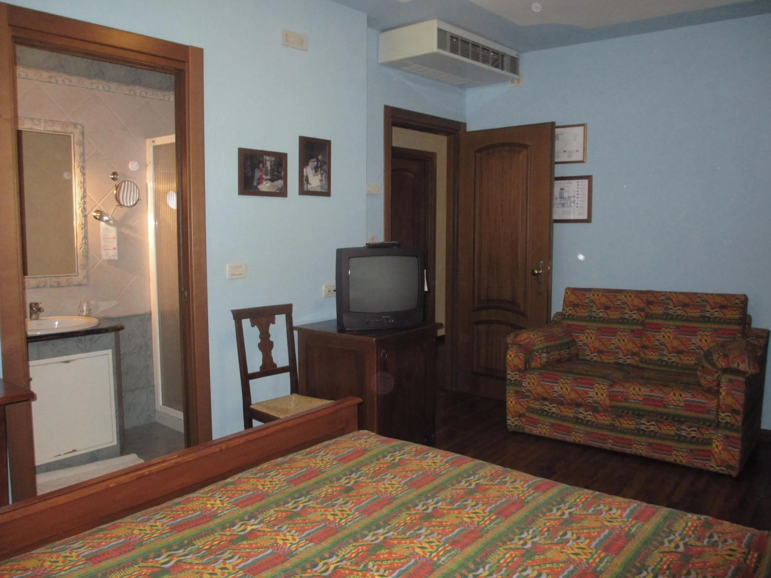 Photo of the whole room, Bed in Principato Di Ariis Hotel 3 stelle Room Only