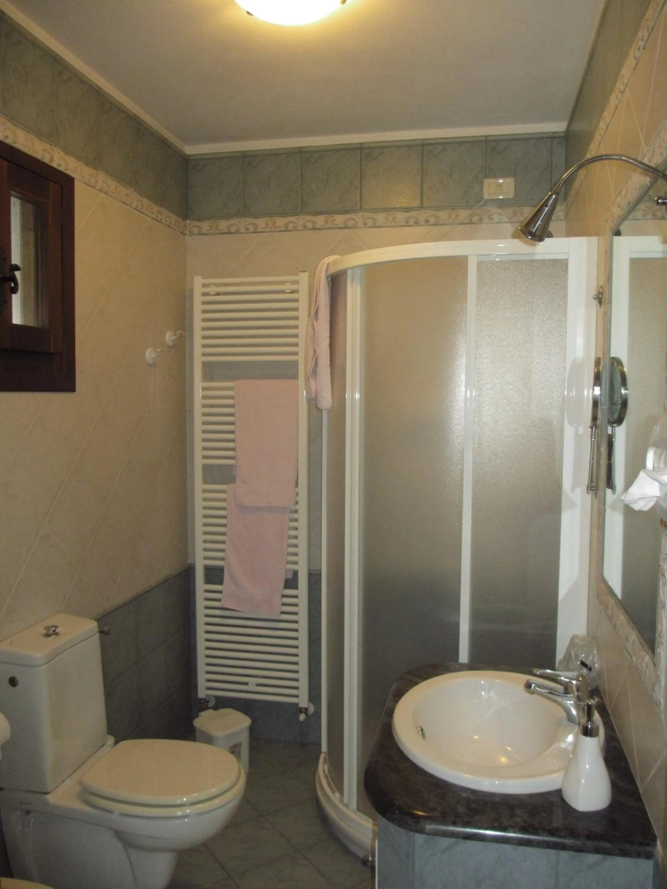 Bathroom in Principato Di Ariis Hotel 3 stelle Room Only