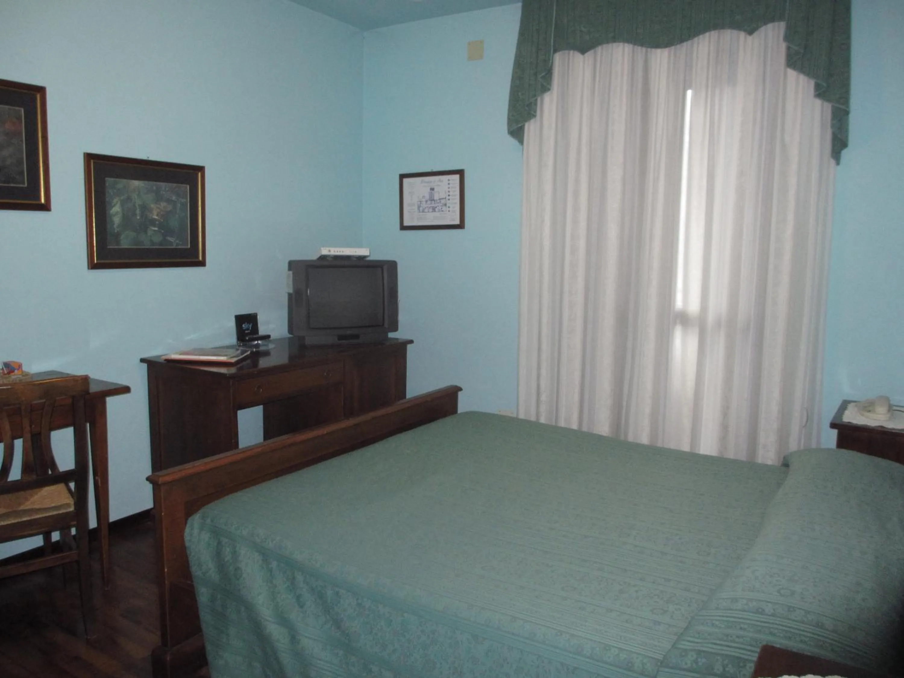 Photo of the whole room, Bed in Principato Di Ariis Hotel 3 stelle Room Only