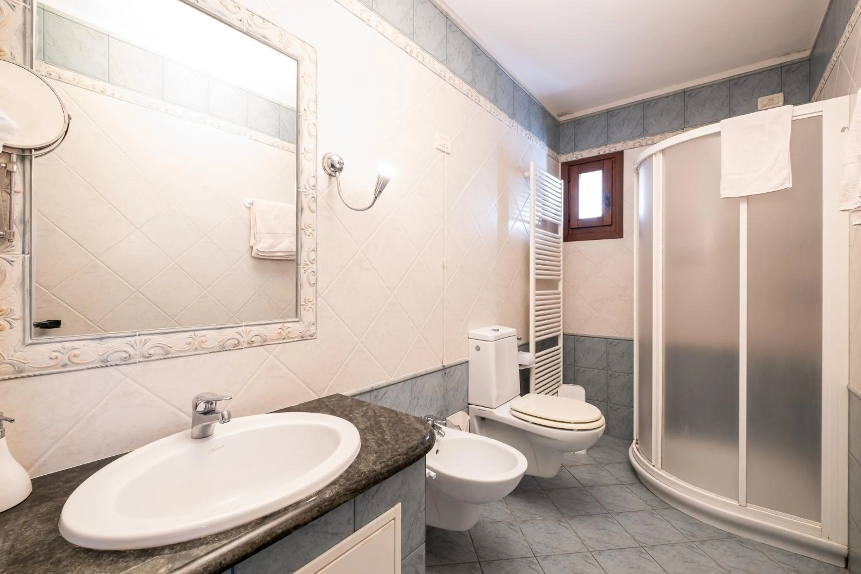 Bathroom in Principato Di Ariis Hotel 3 stelle Room Only