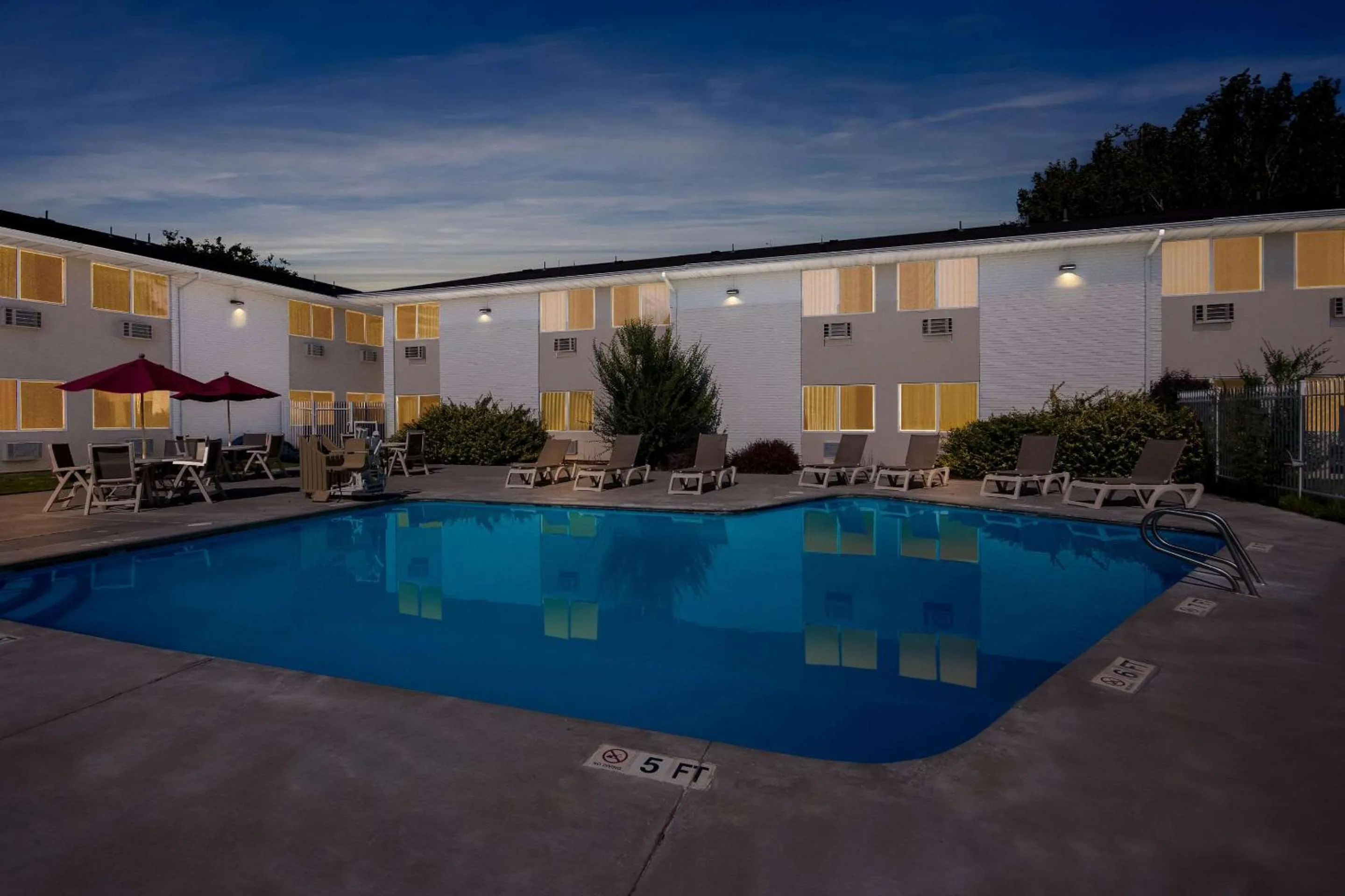 Swimming pool in Econo Lodge