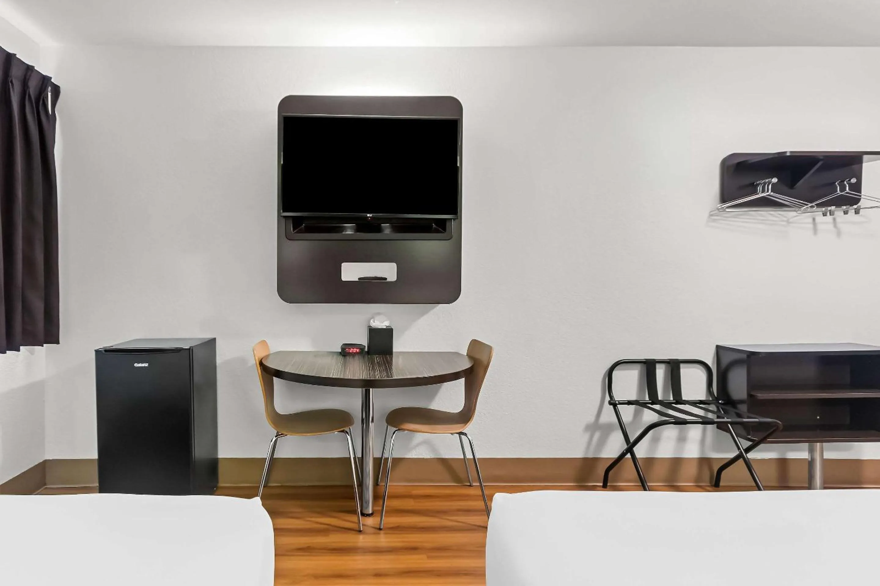 Bedroom in Econo Lodge