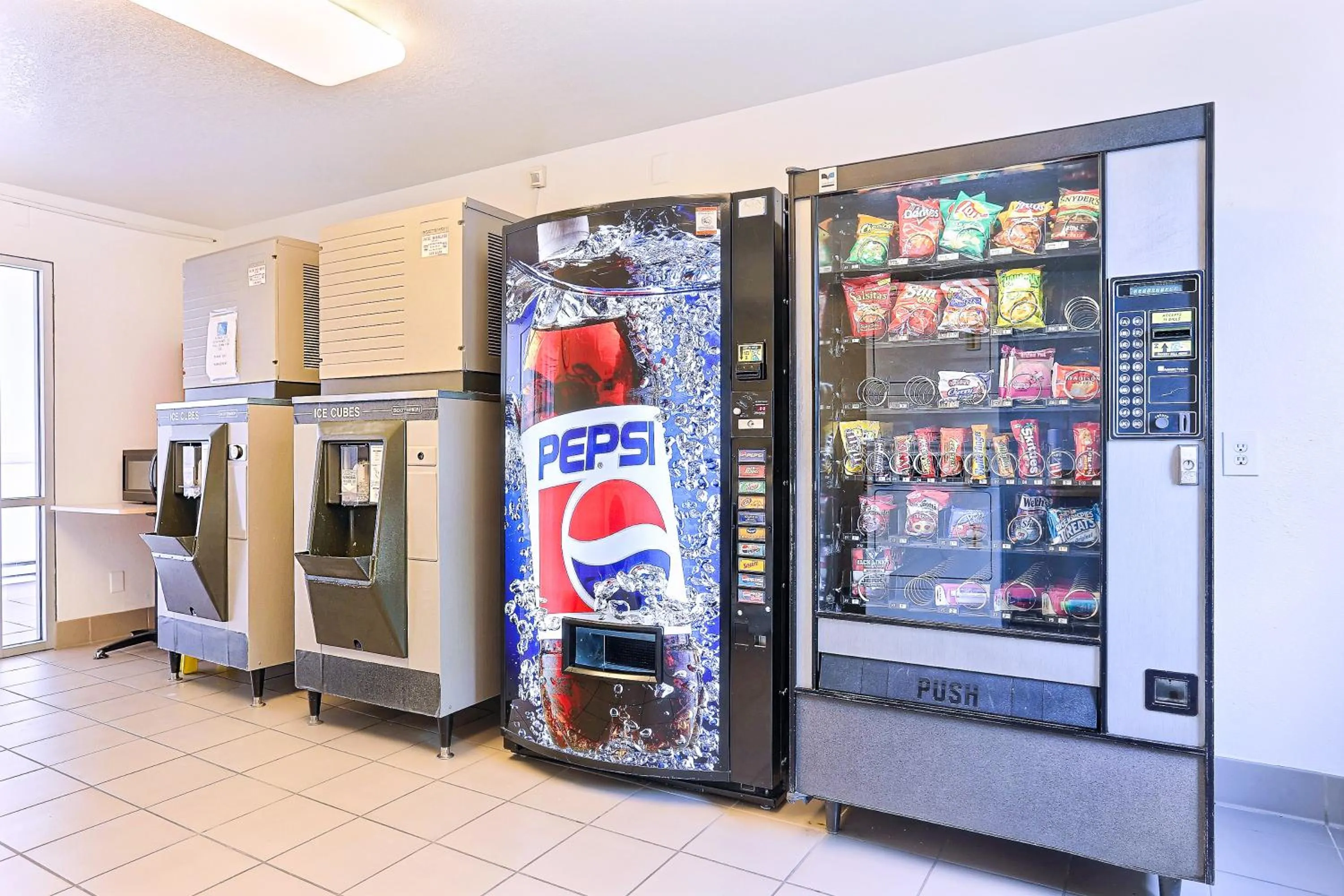 vending machine in Econo Lodge