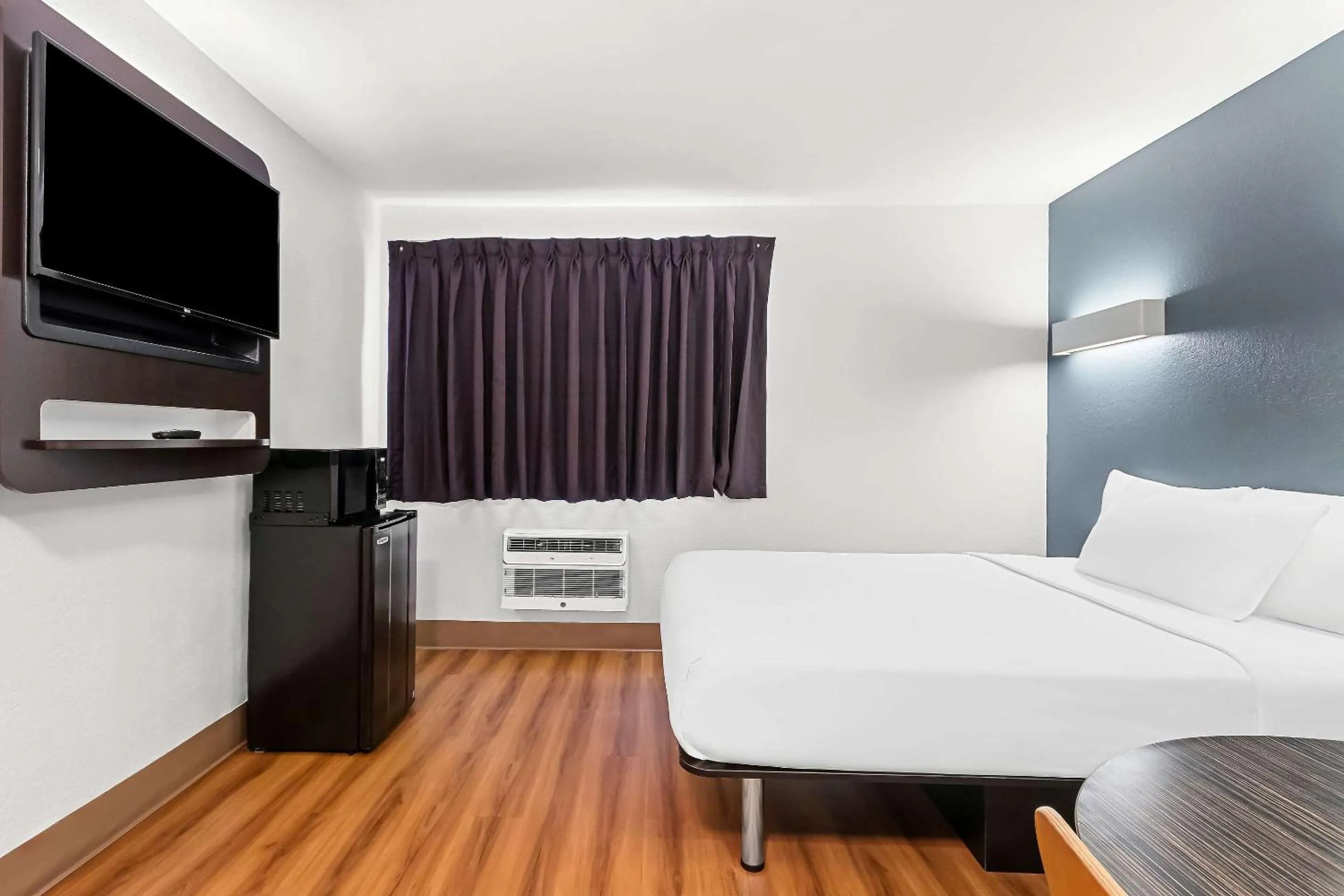 Bedroom, Bed in Econo Lodge