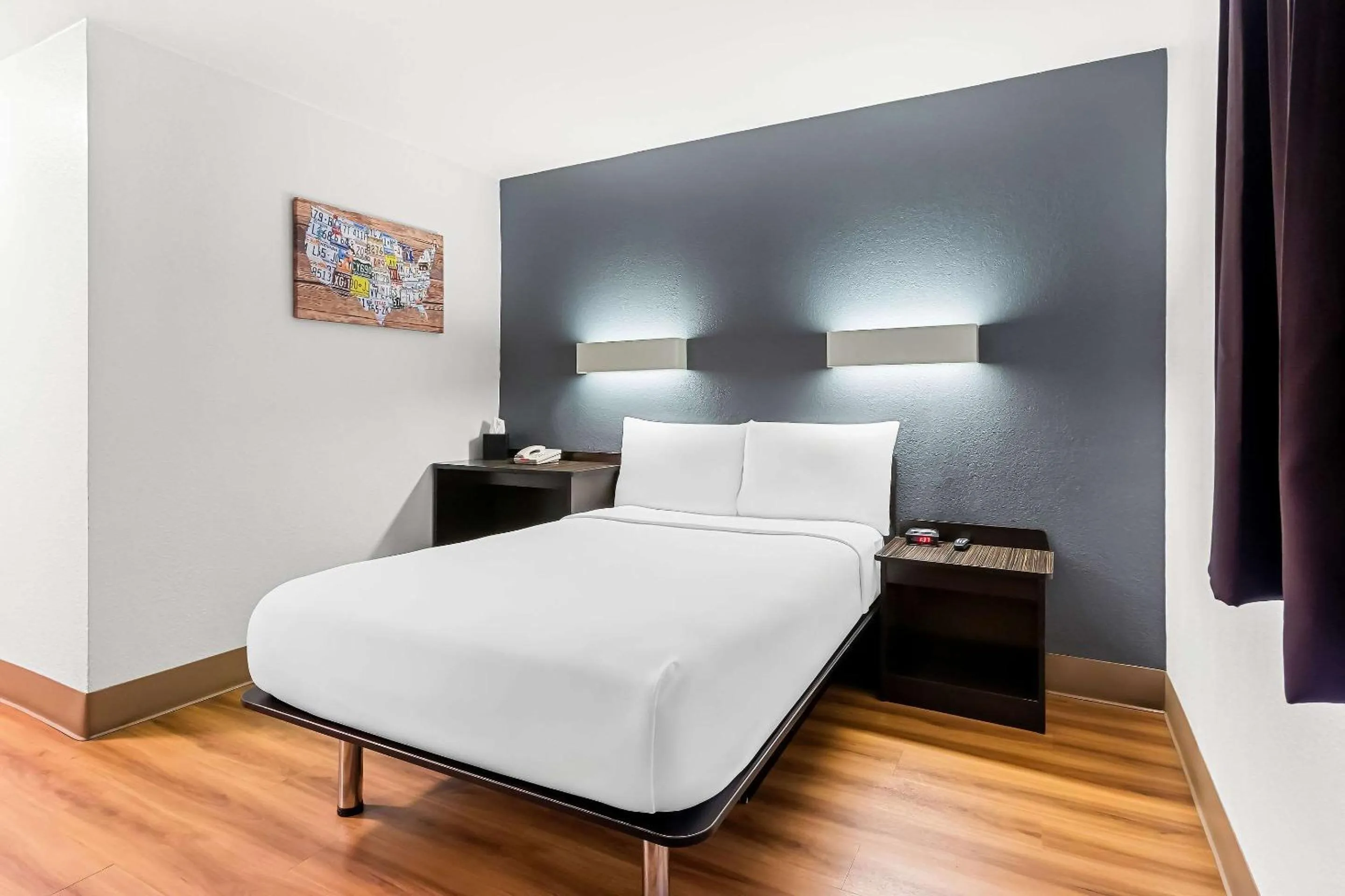 Bedroom, Bed in Econo Lodge