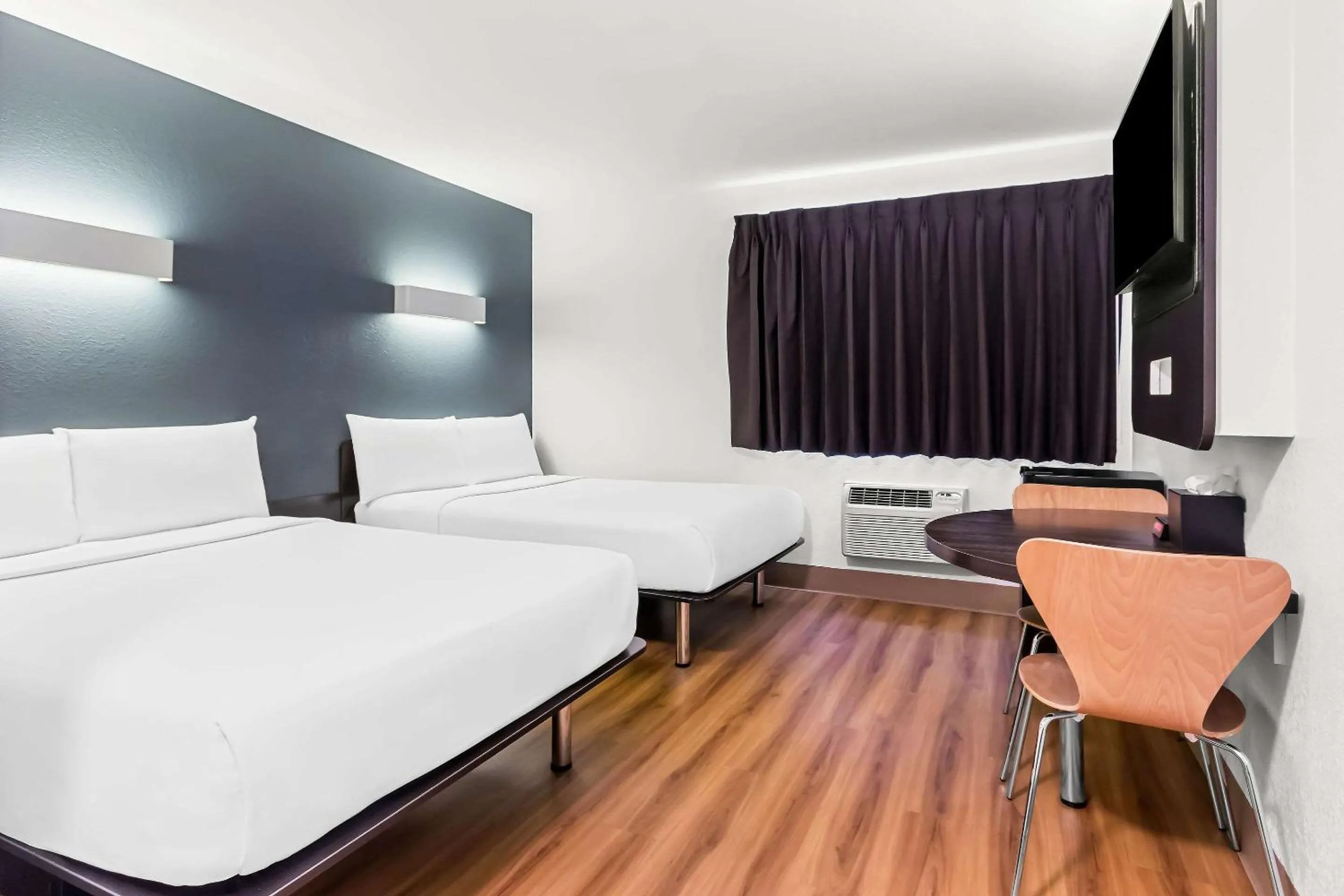 Bedroom, Bed in Econo Lodge