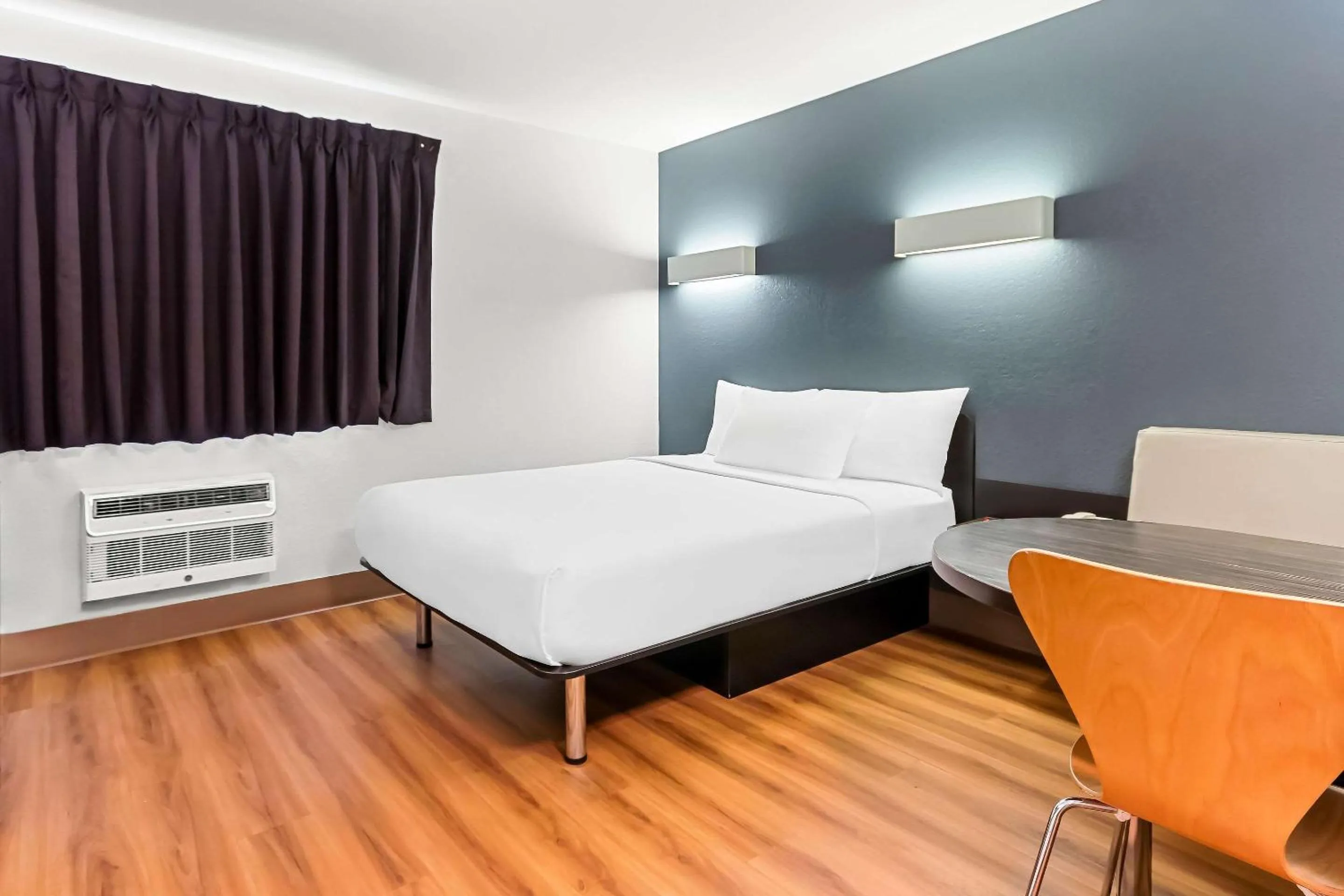 Bedroom, Bed in Econo Lodge