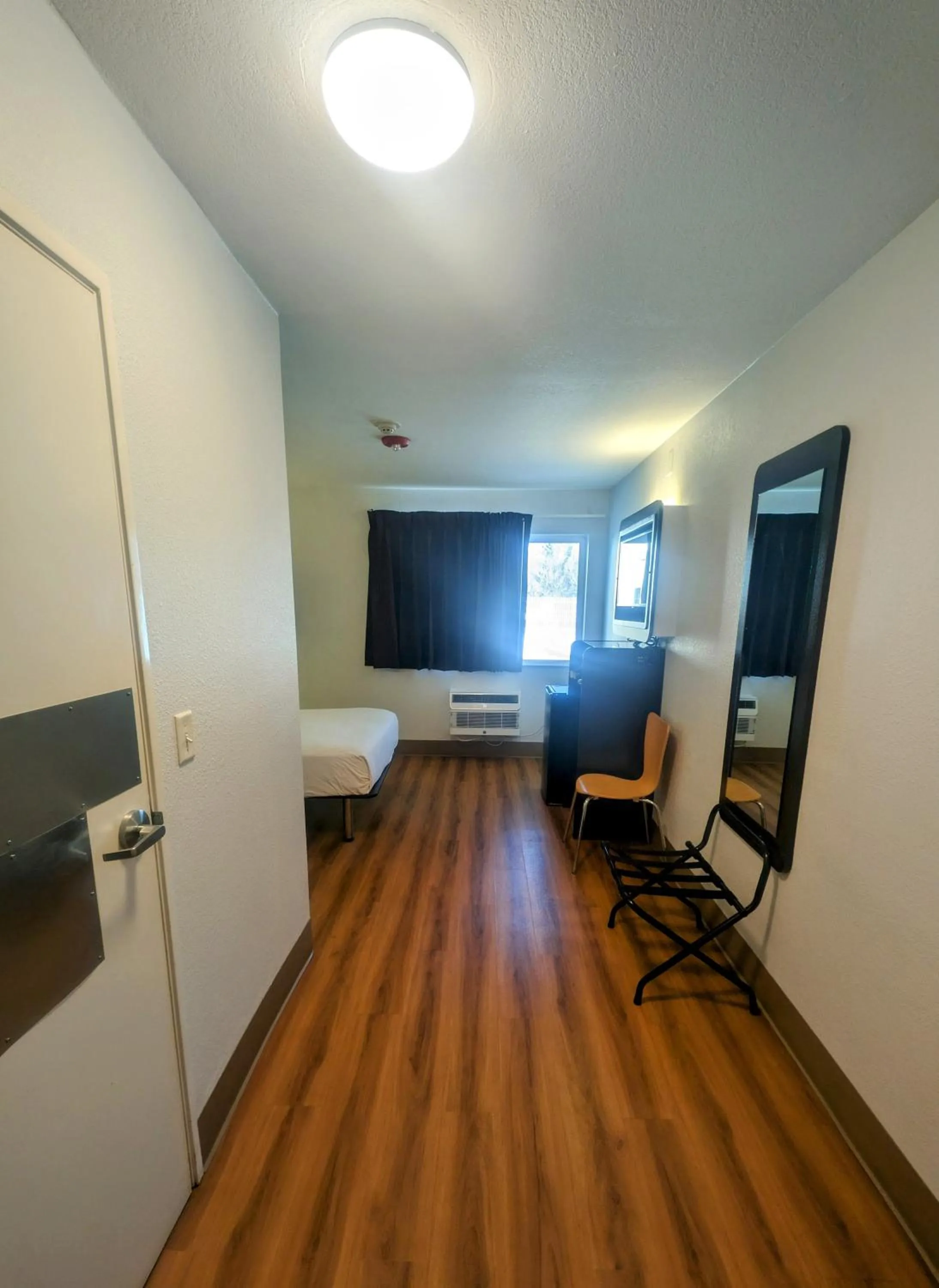 Bedroom, Bed in Econo Lodge