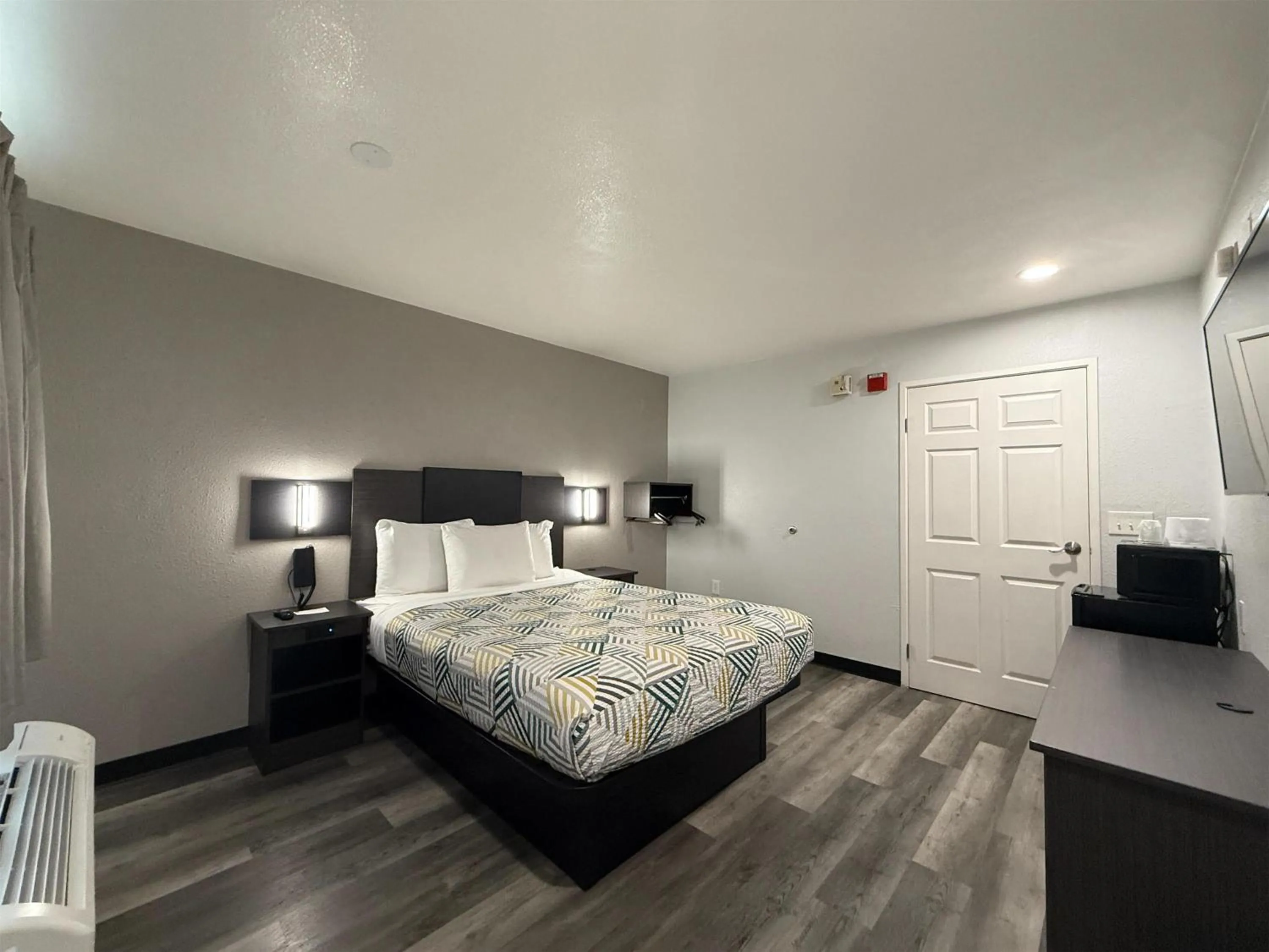 Bedroom, Bed in Motel 6-Seattle, WA - South