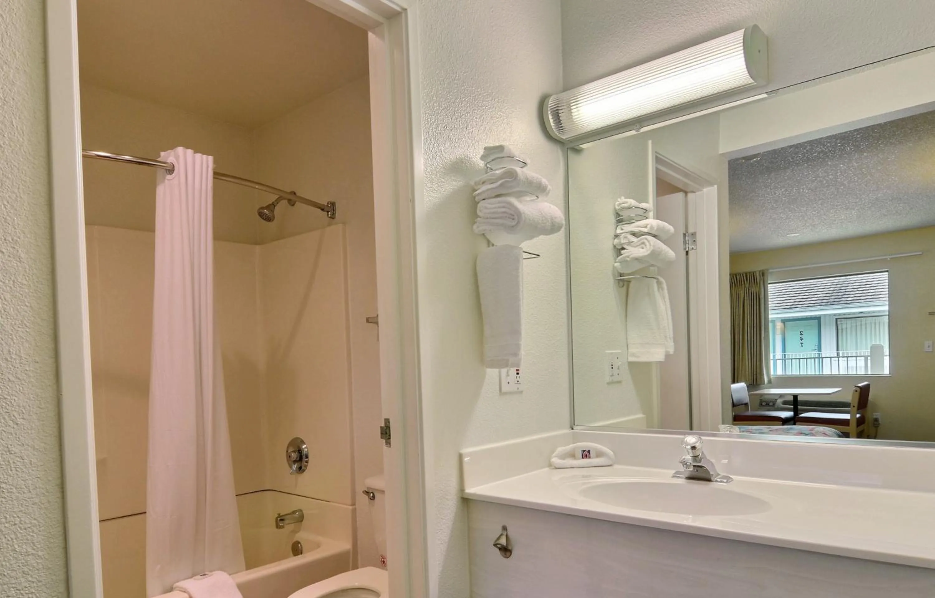 Bath in Motel 6-Seattle, WA - South