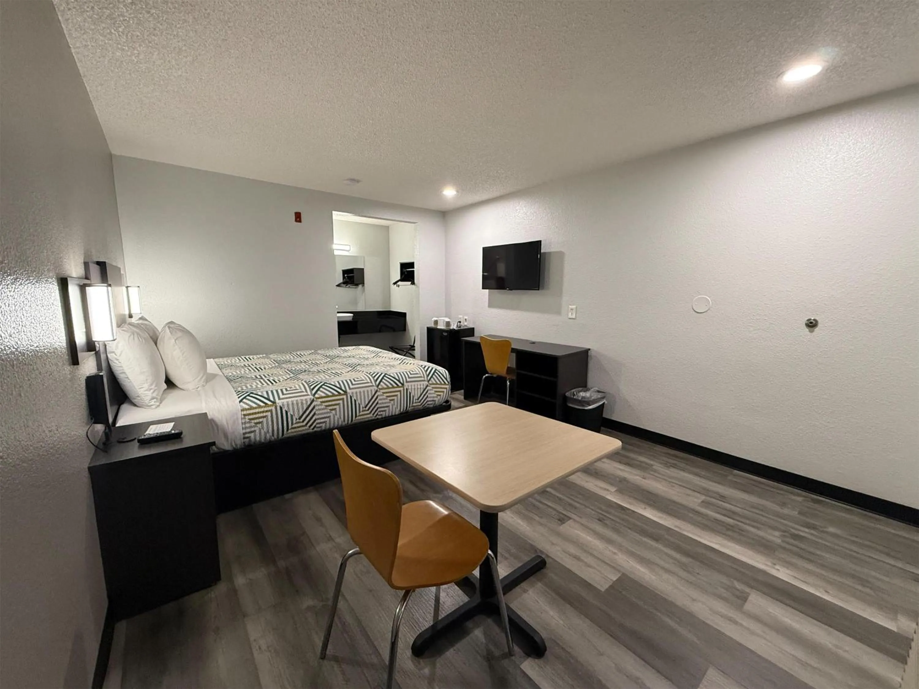 Bedroom, Bed in Motel 6-Seattle, WA - South