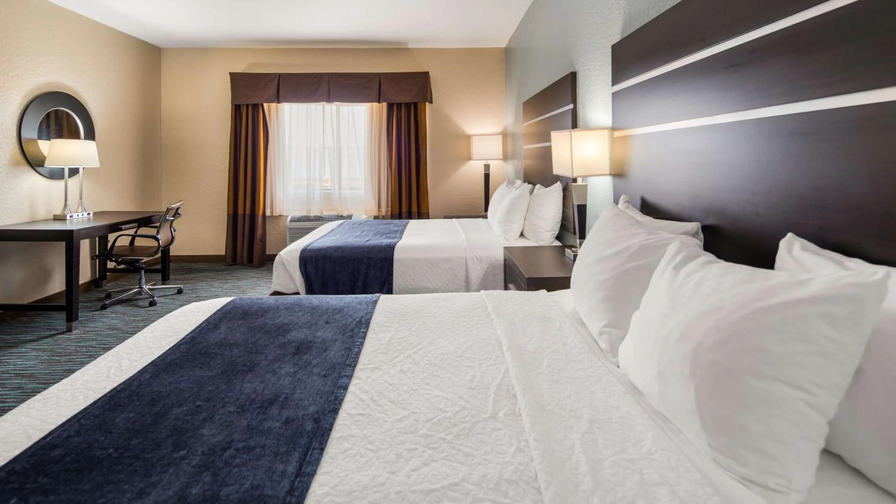 Photo of the whole room, Bed in Best Western Plus Northwest Inn & Suites