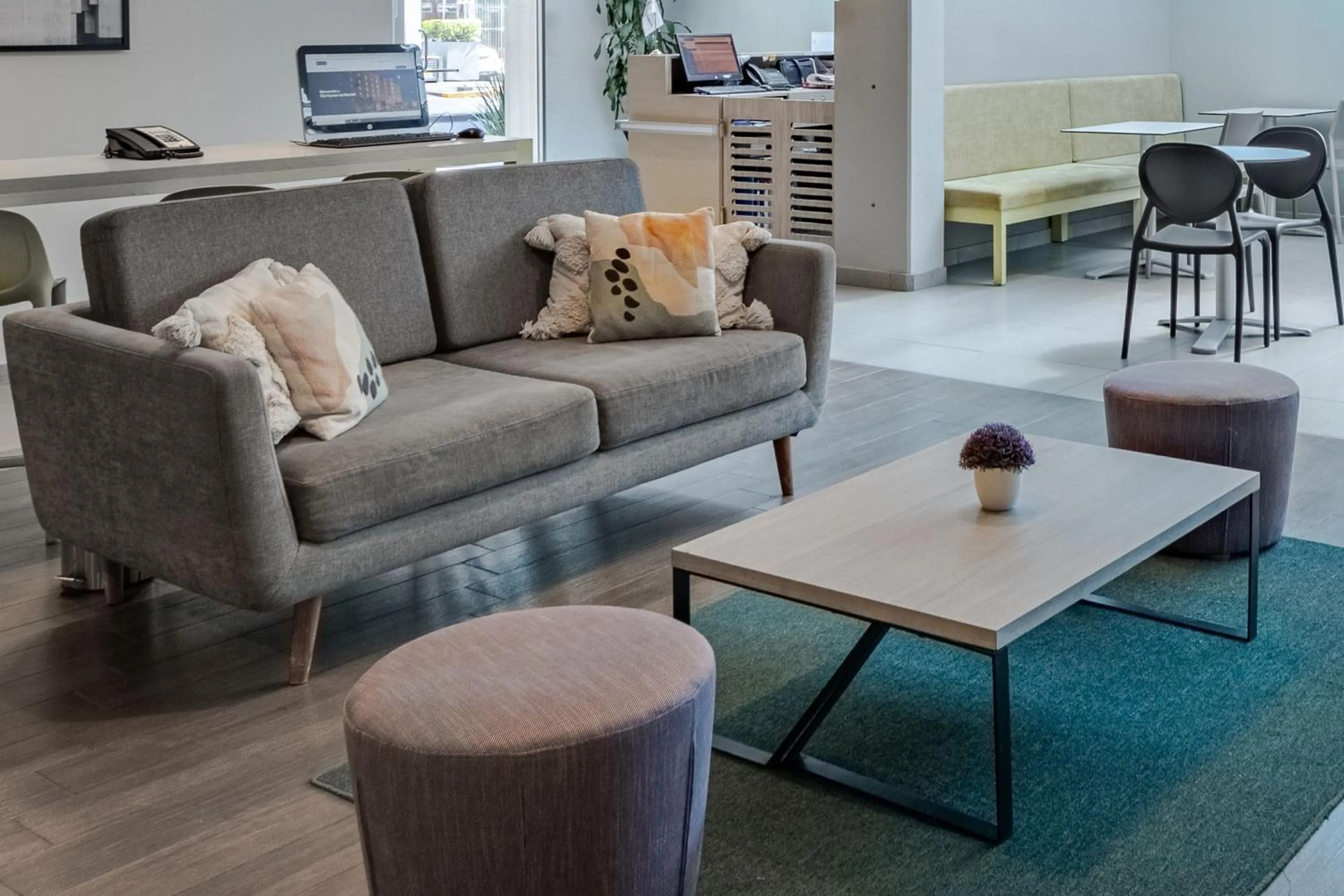 Lobby or reception in City Express Suites by Marriott Ciudad de México Anzures