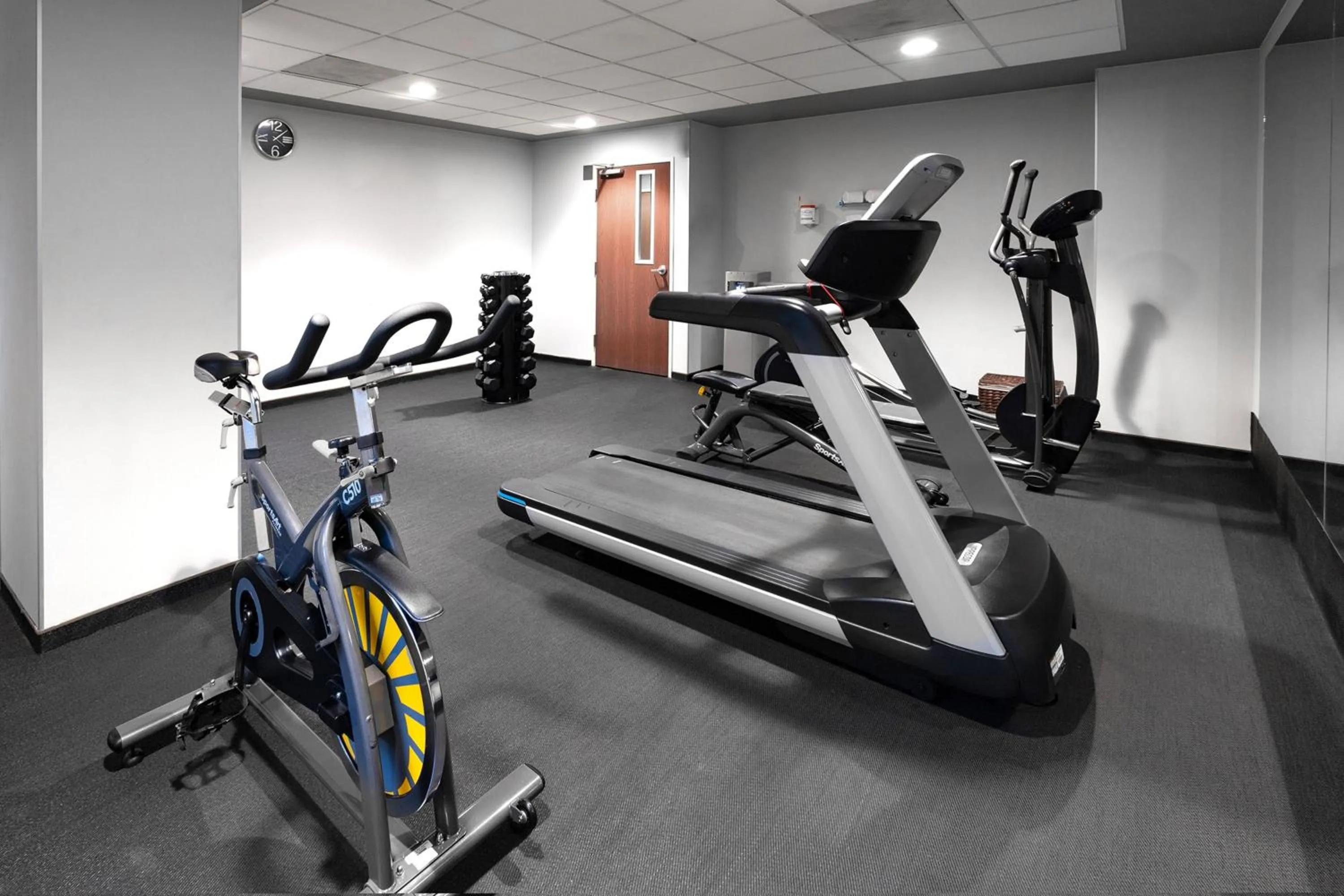 Fitness centre/facilities in City Express Plus by Marriott Guadalajara Expo