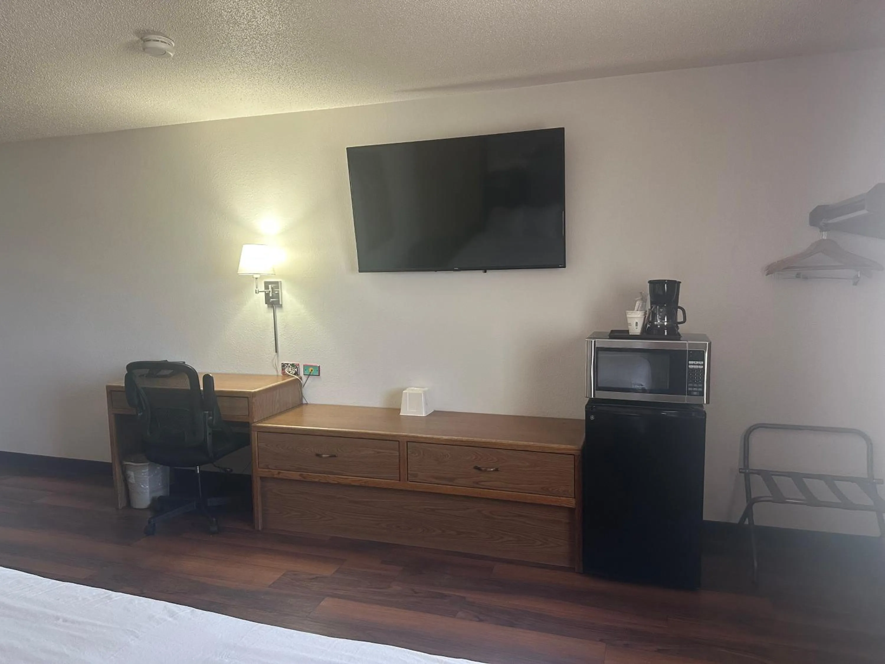 TV and multimedia, Bed in Super 8 by Wyndham Las Vegas