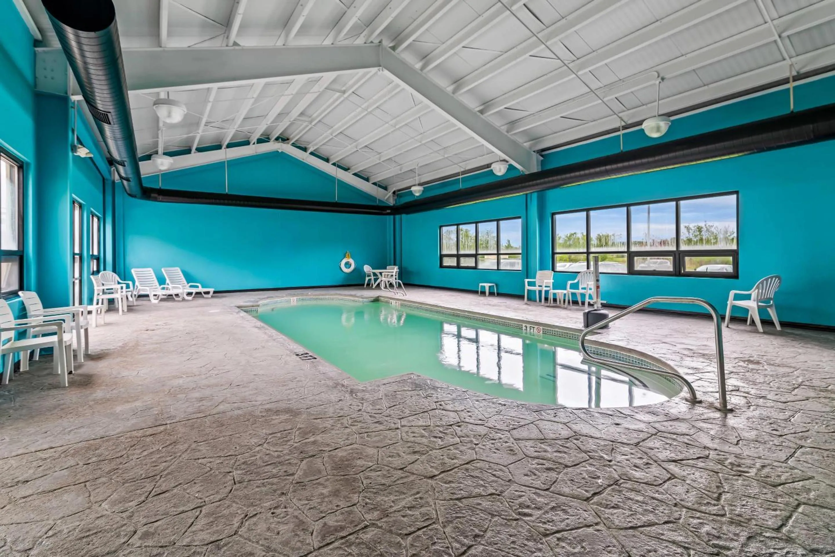 Swimming pool in Quality Inn Bangor Airport