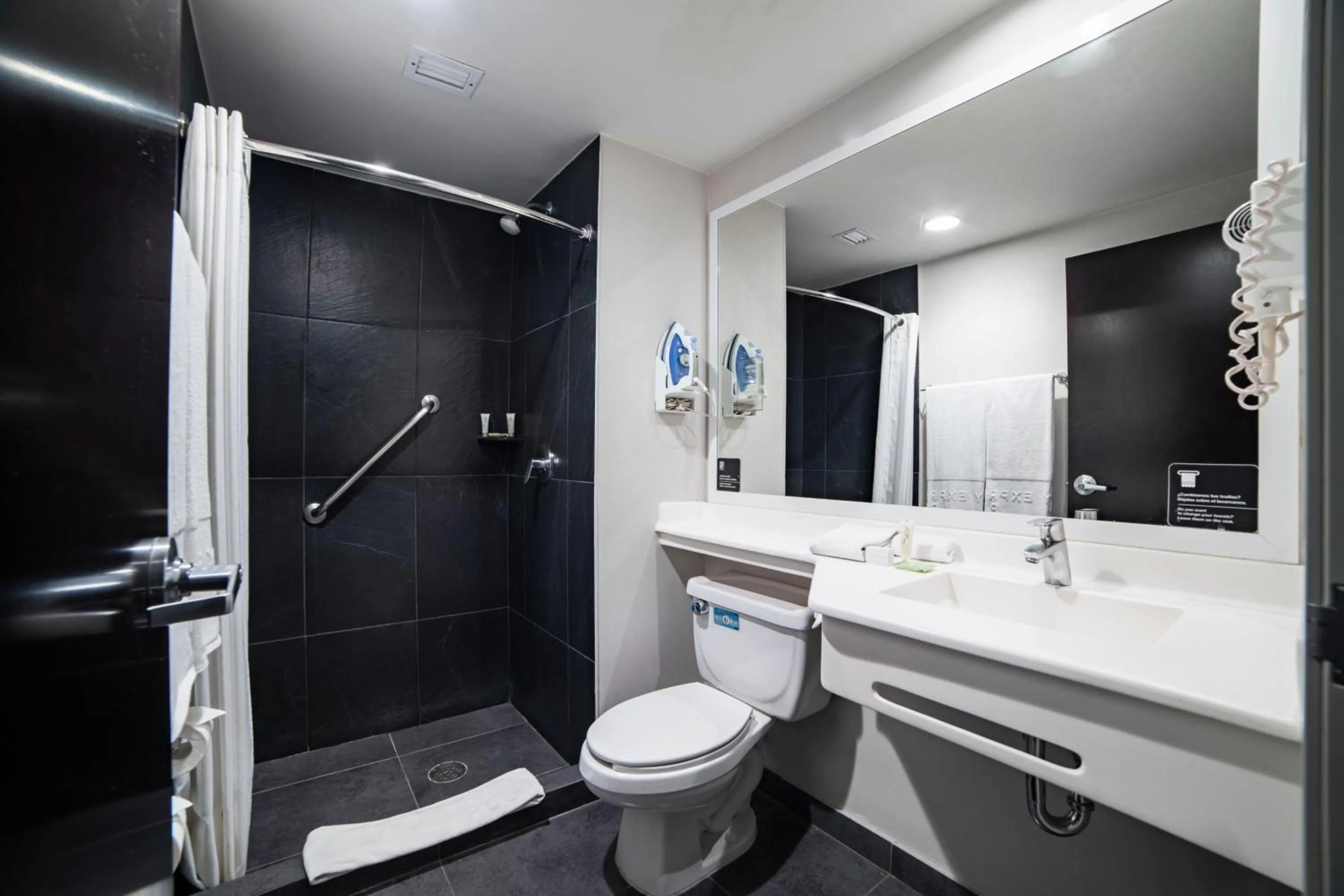 Bathroom in City Express Plus by Marriott Ciudad de México Insurgentes Sur