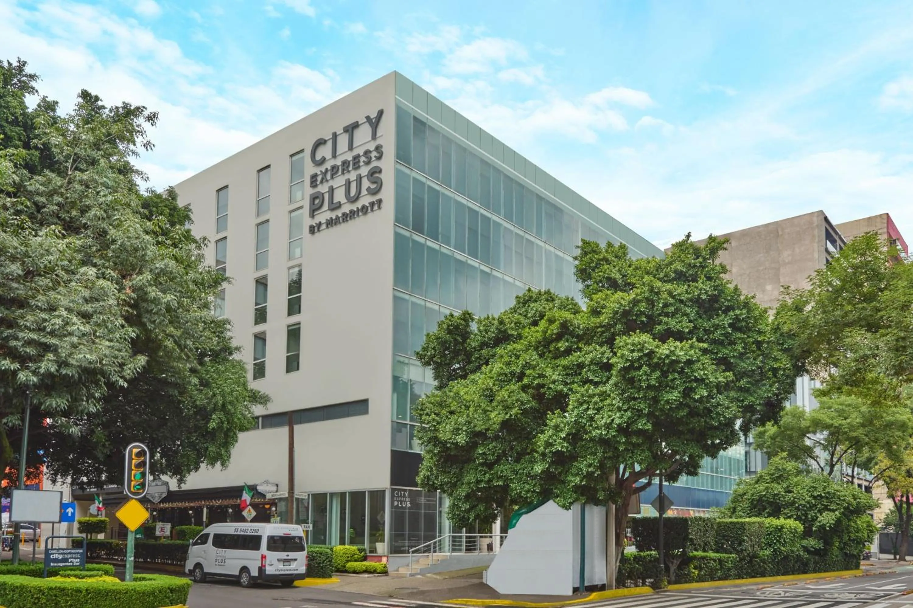 Property building in City Express Plus by Marriott Ciudad de México Insurgentes Sur