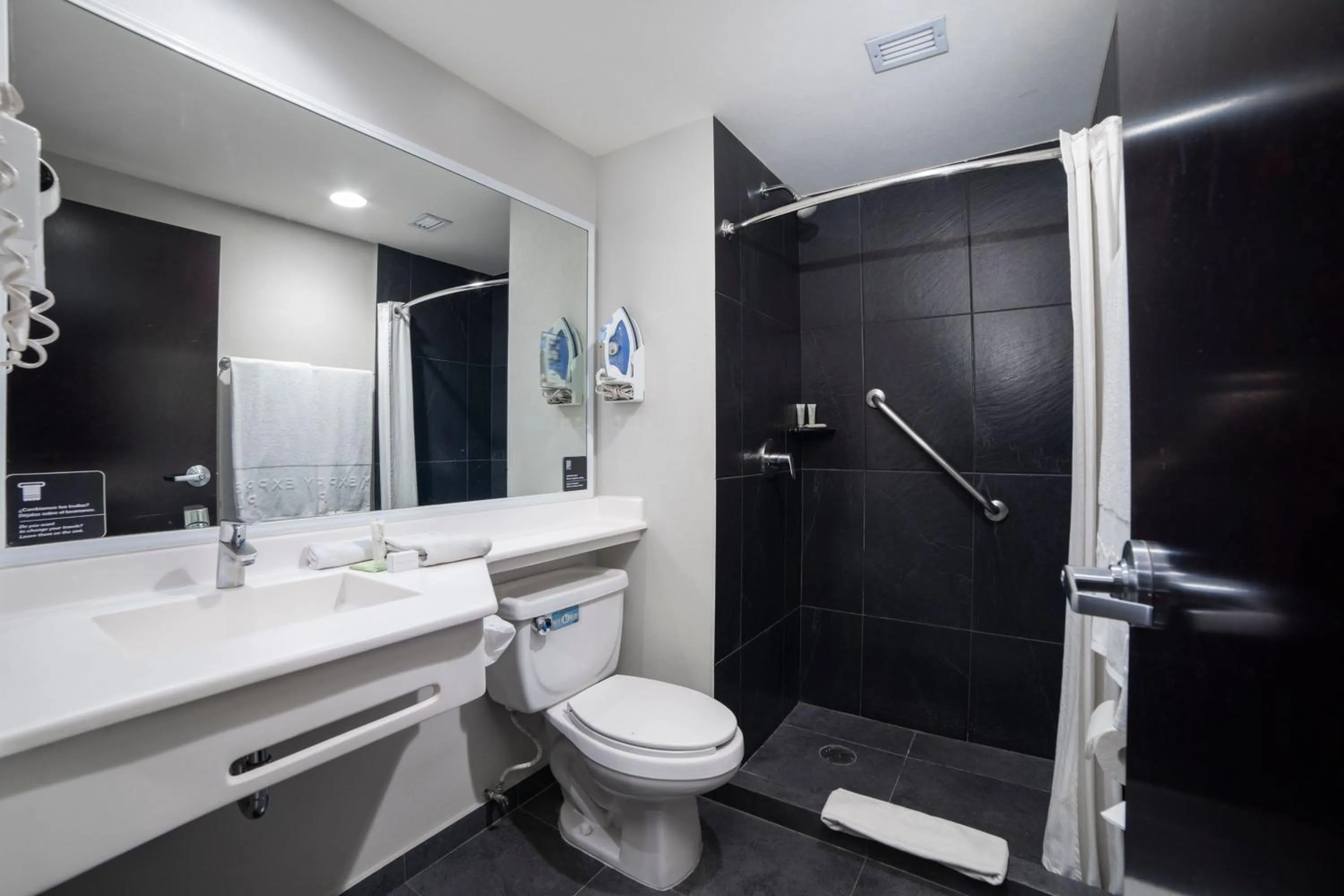 Bathroom in City Express Plus by Marriott Ciudad de México Insurgentes Sur