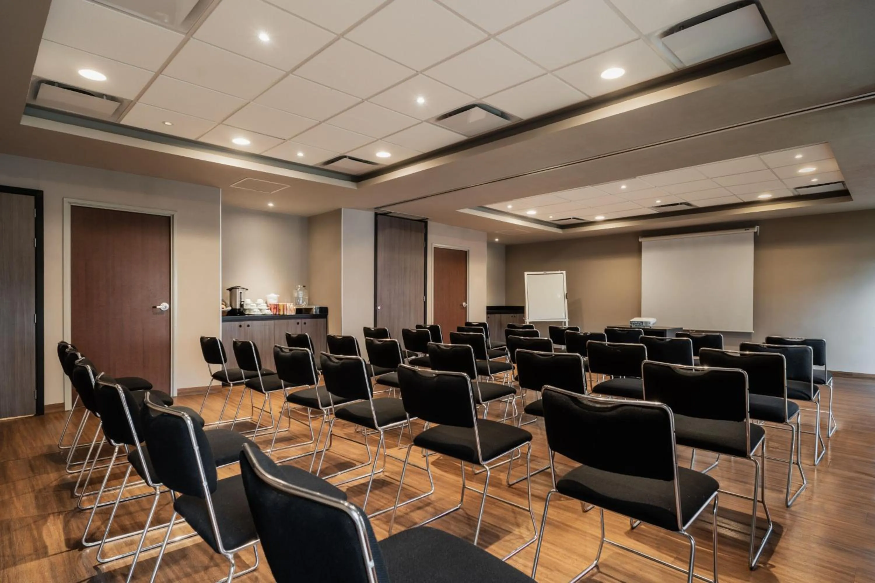 Meeting/conference room in City Express Suites by Marriott Queretaro