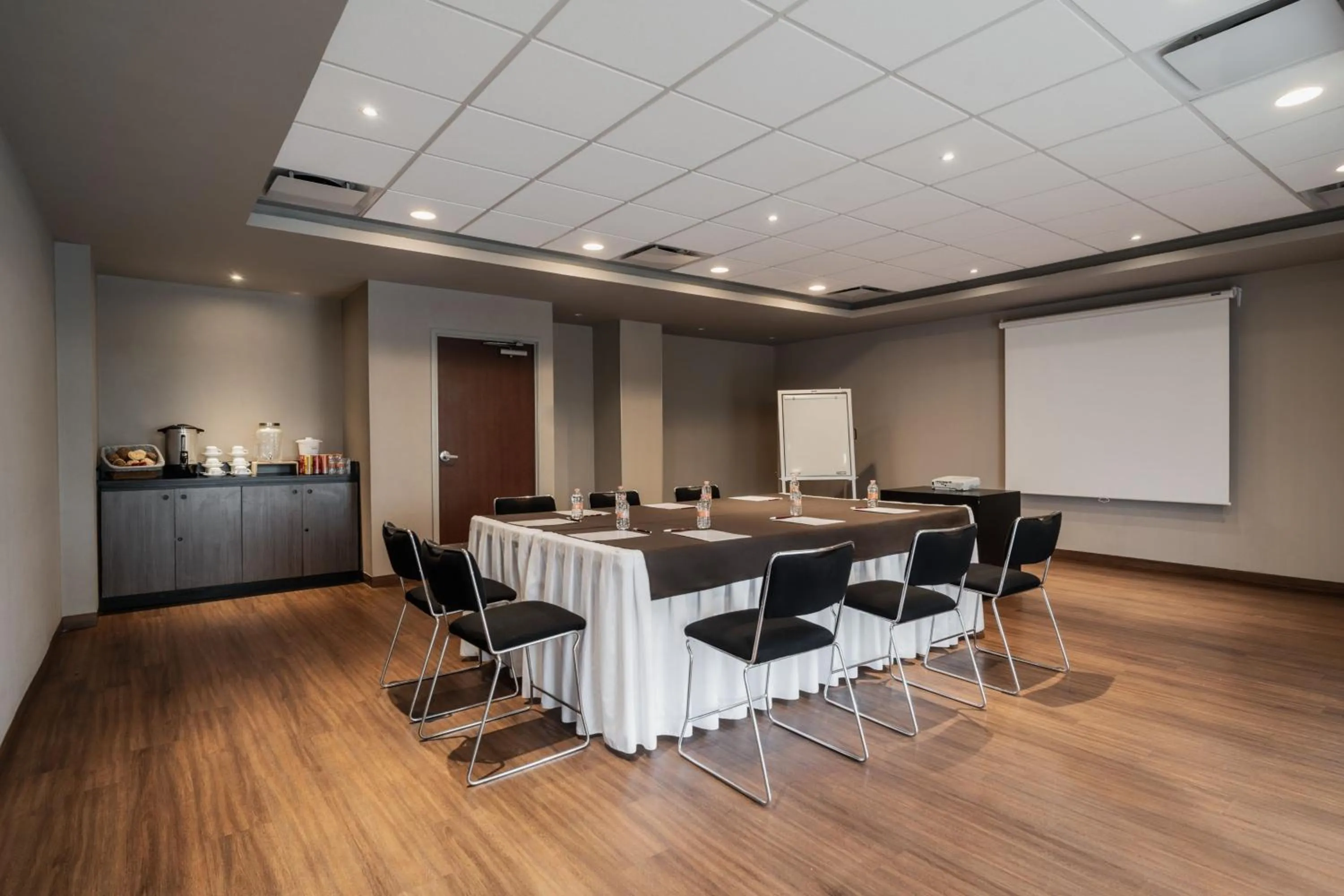 Meeting/conference room in City Express Suites by Marriott Queretaro
