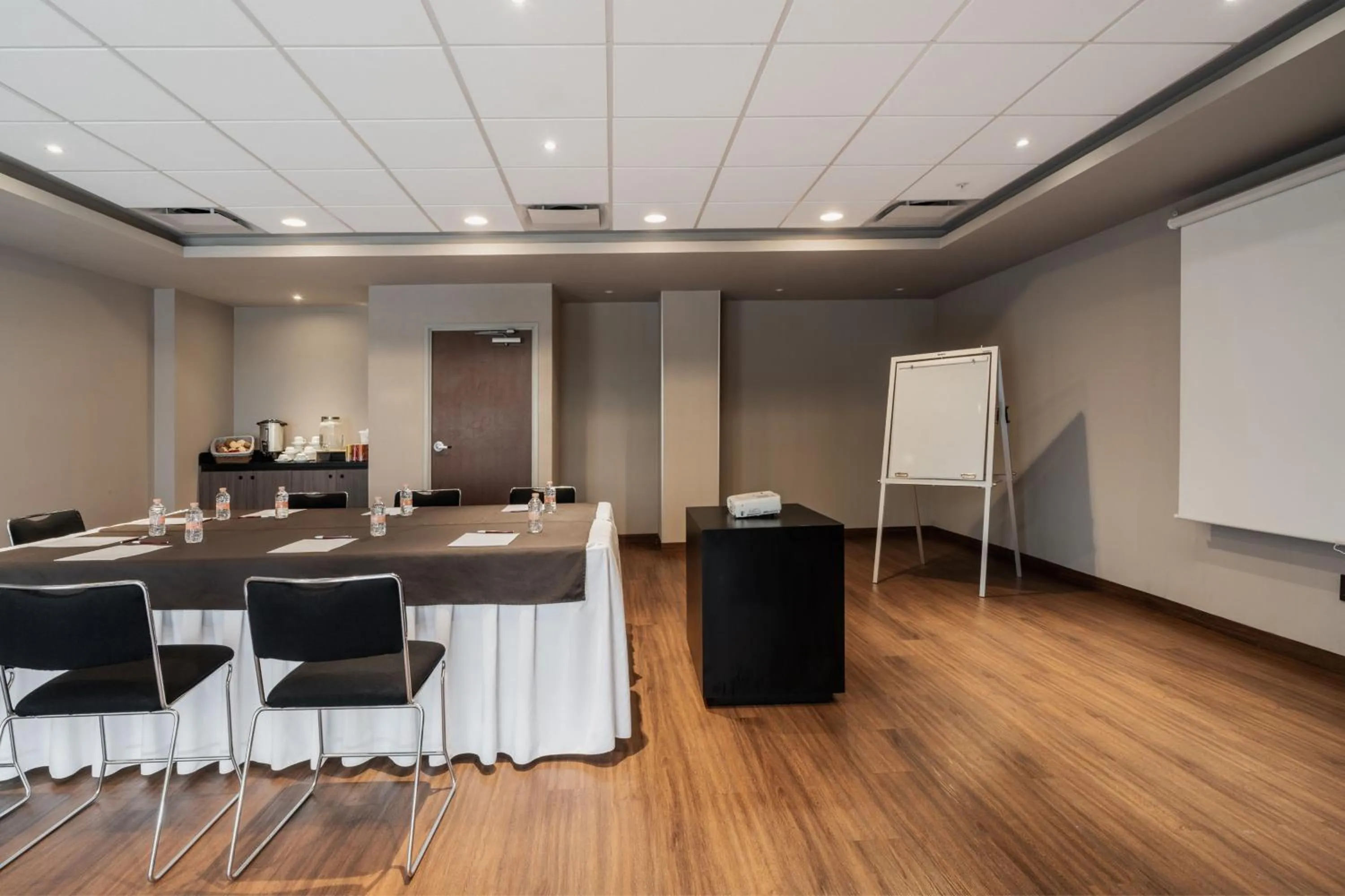 Meeting/conference room in City Express Suites by Marriott Queretaro