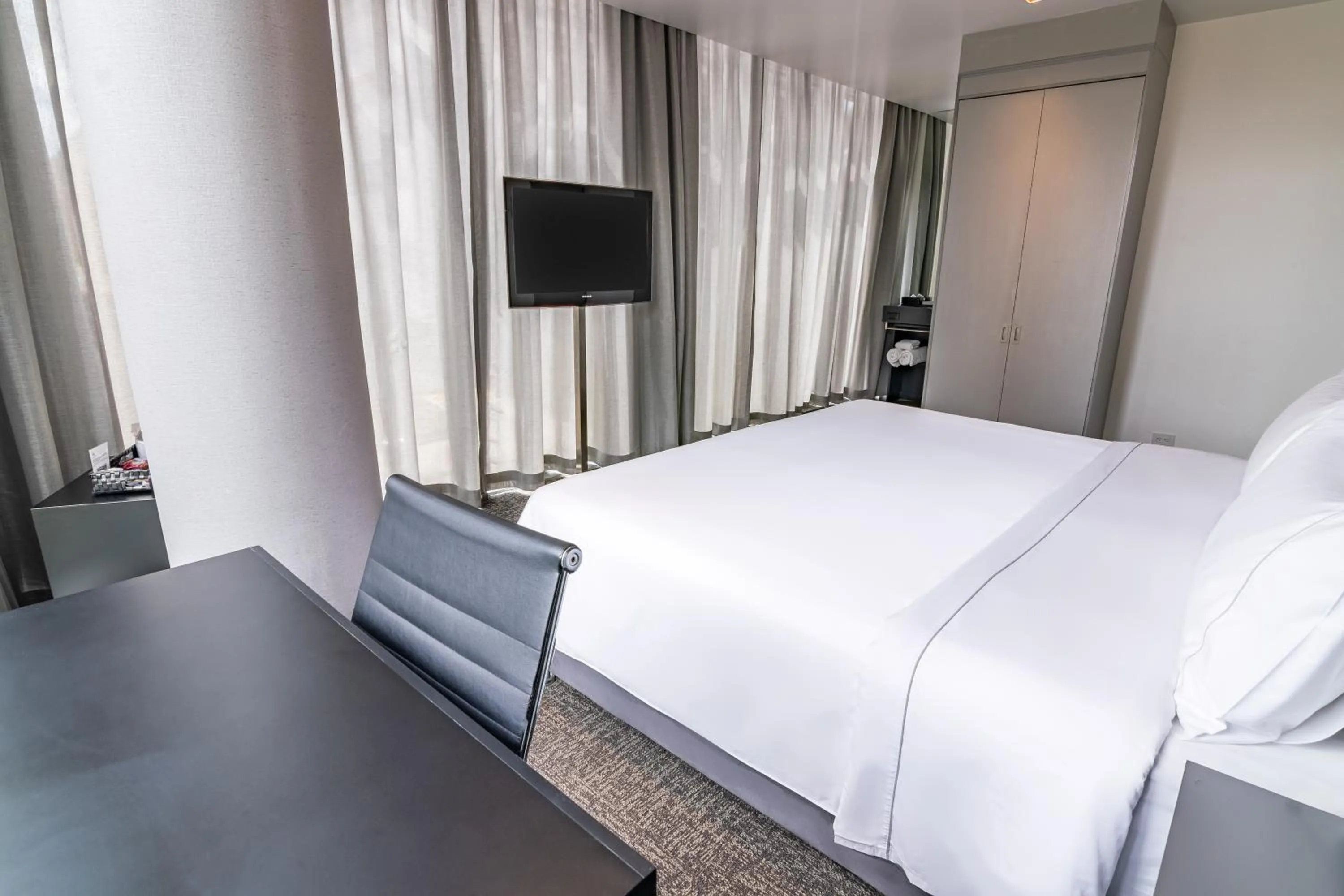 Photo of the whole room, Bed in GHL Collection 93