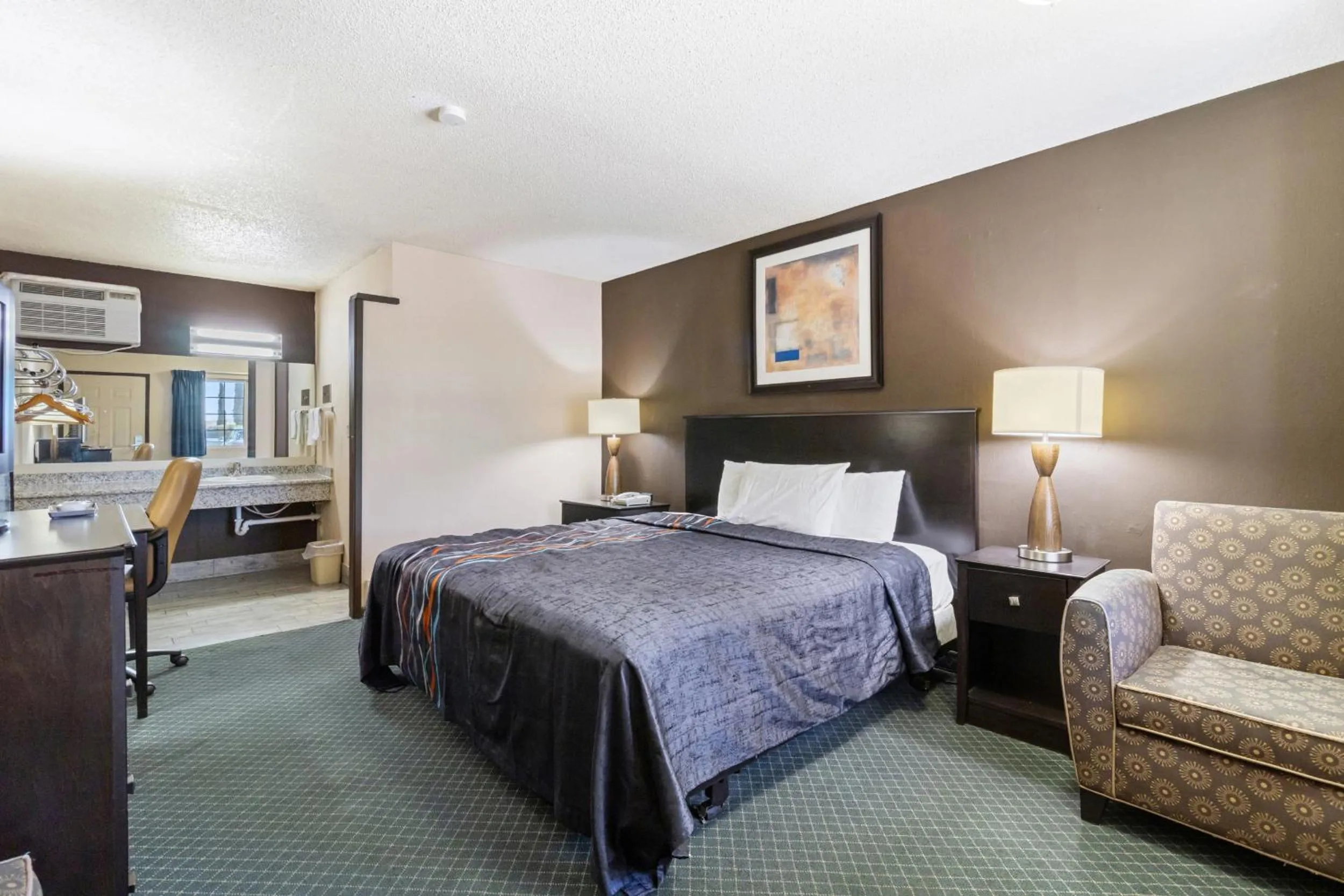 Bedroom, Bed in Economy Inn Barstow