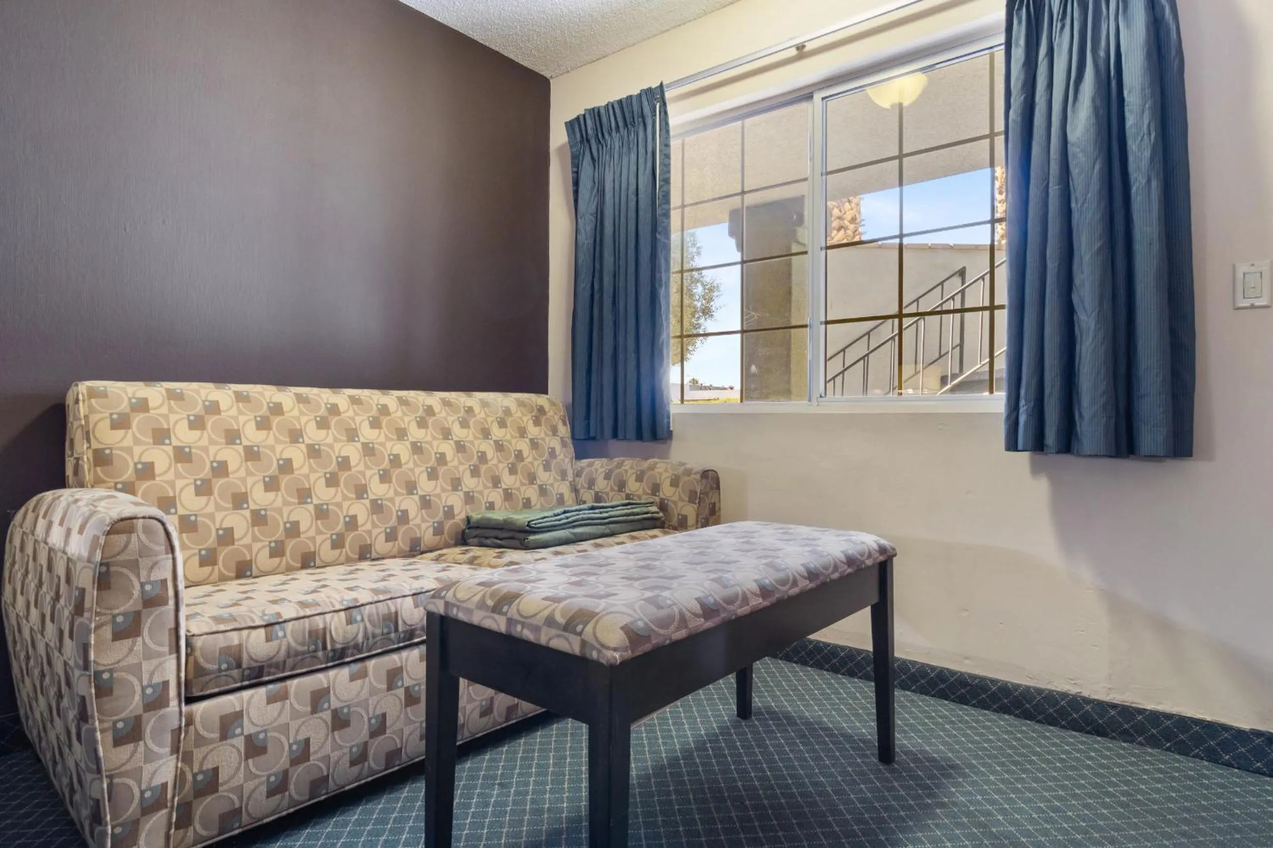 Living room in Economy Inn Barstow