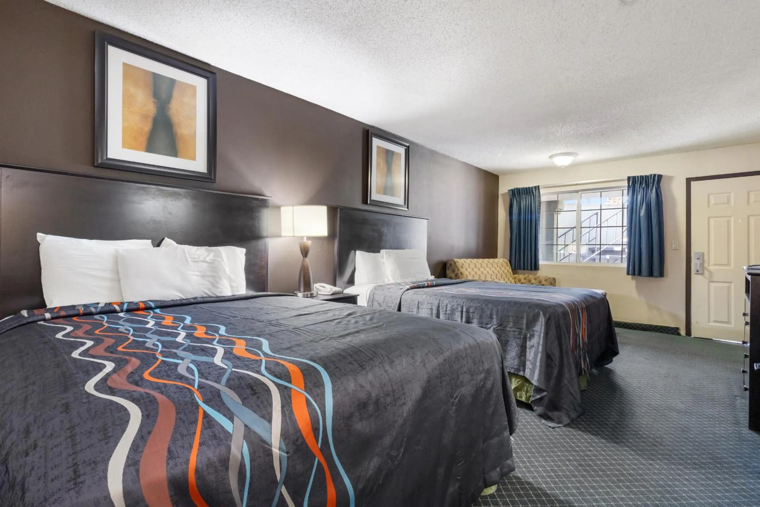 Bed in Economy Inn Barstow