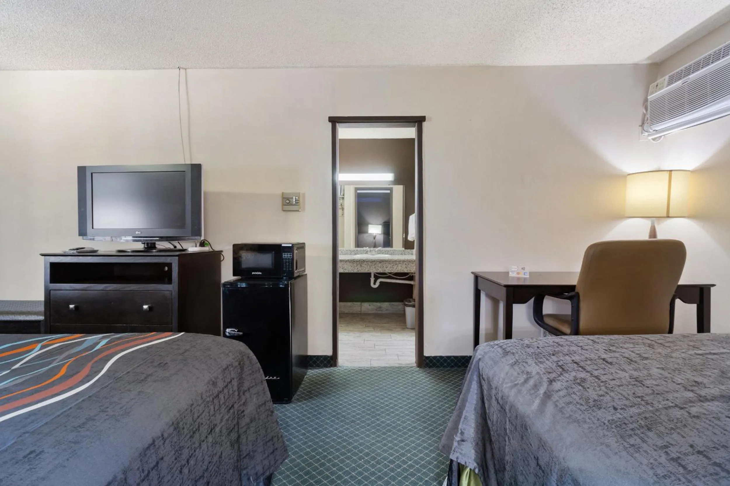 Bed in Economy Inn Barstow