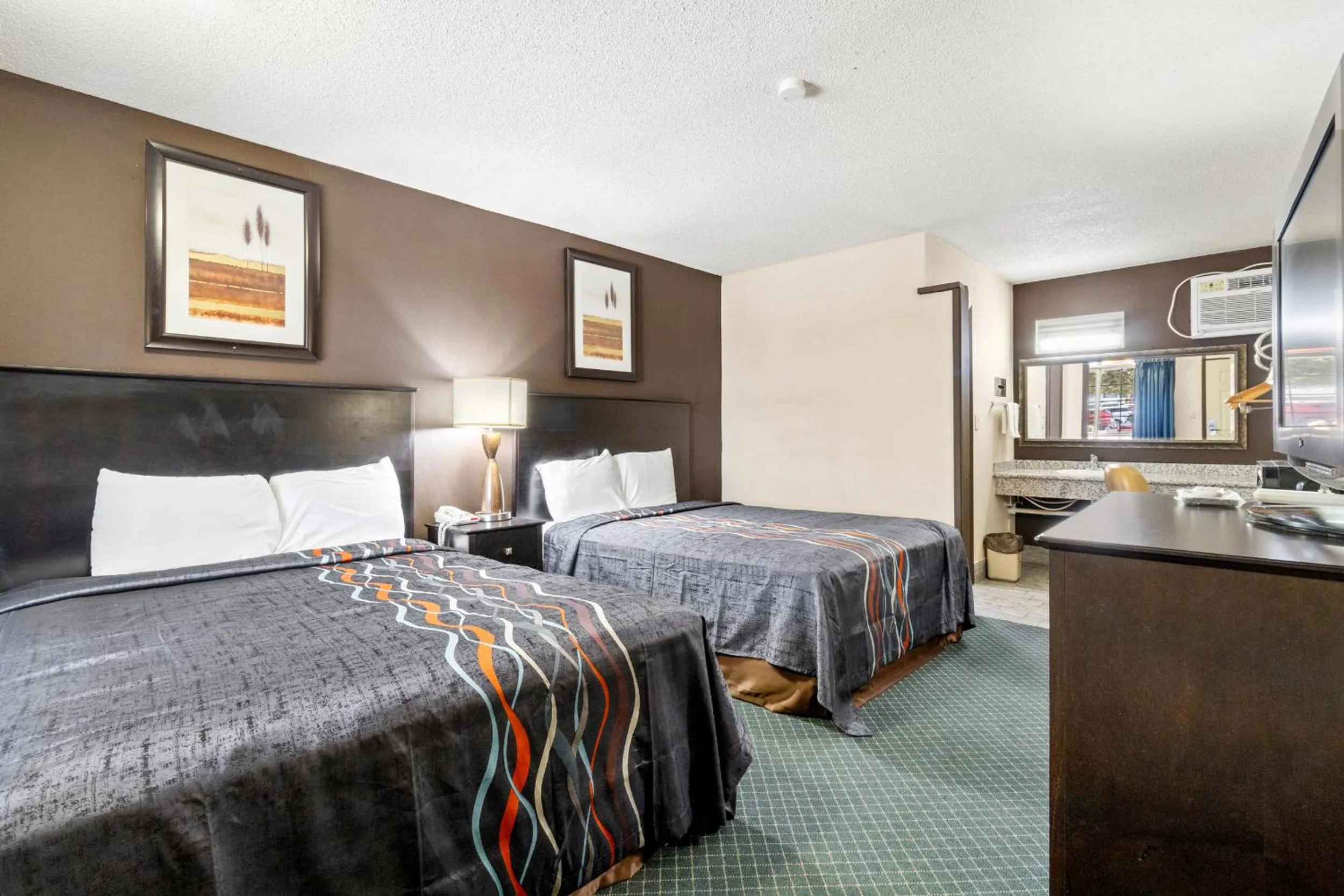 Bed in Economy Inn Barstow