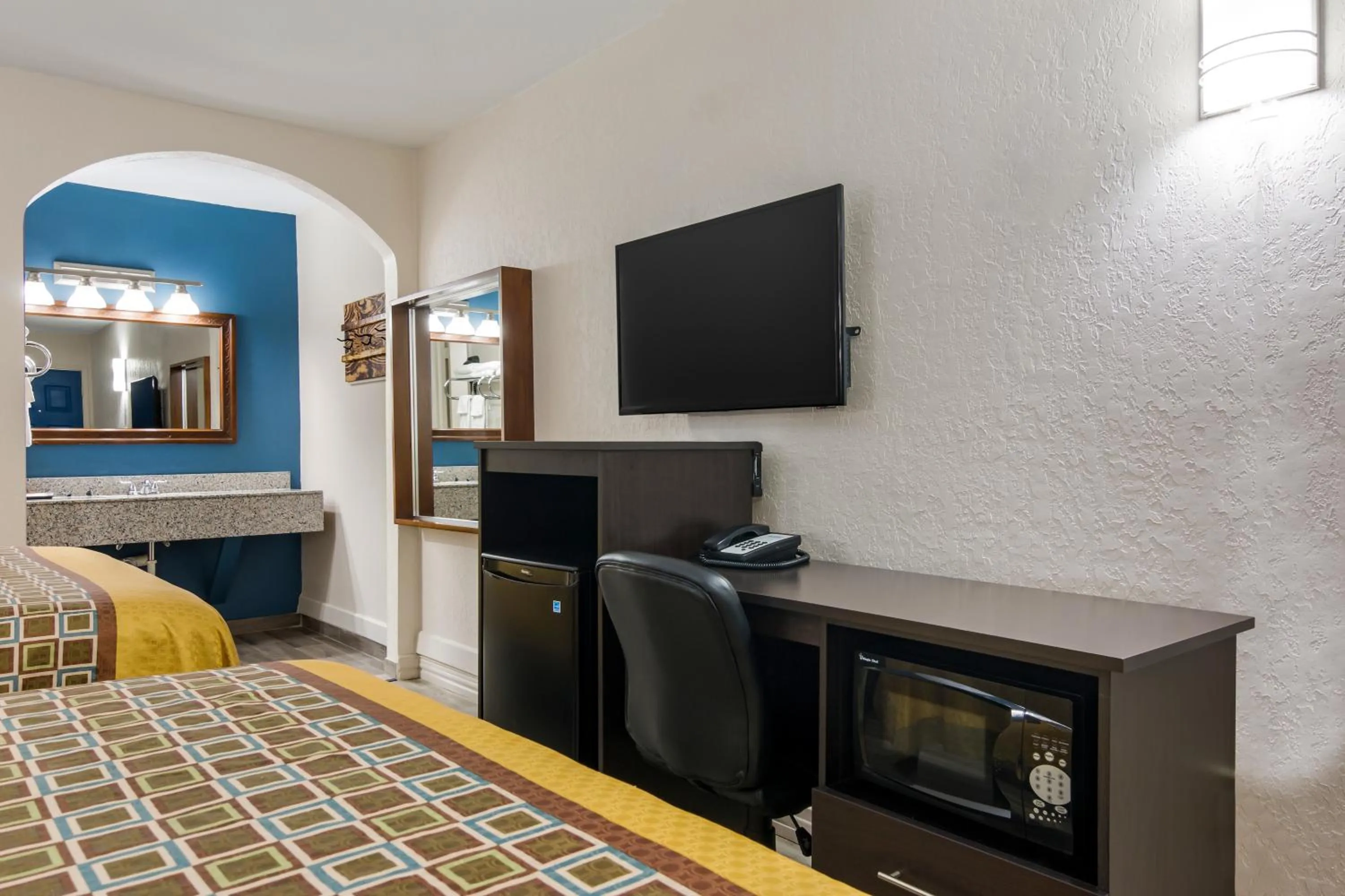 Bedroom, Bed in Rodeway Inn Broken Bow-Hochatown