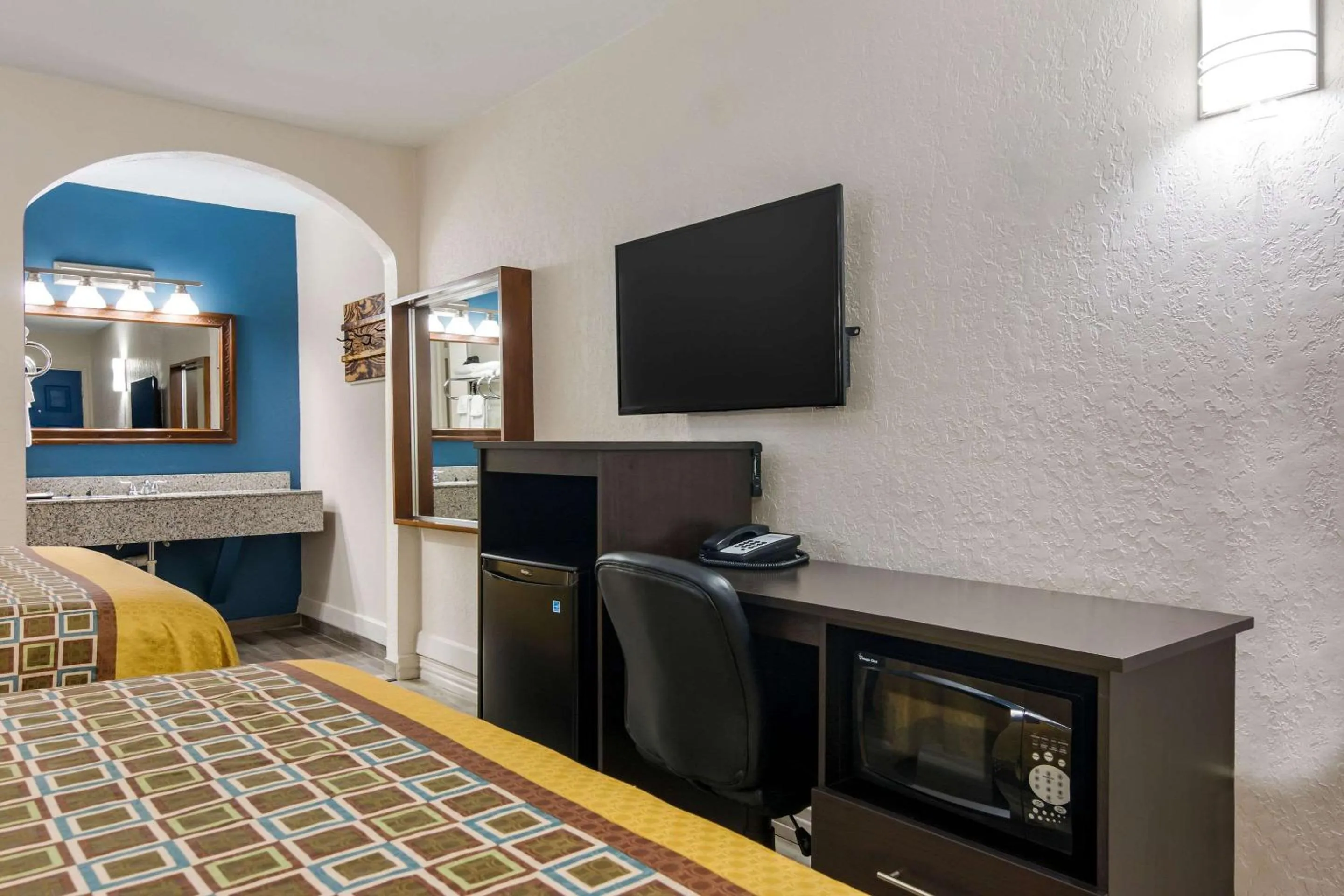 Bedroom, Bed in Rodeway Inn Broken Bow-Hochatown