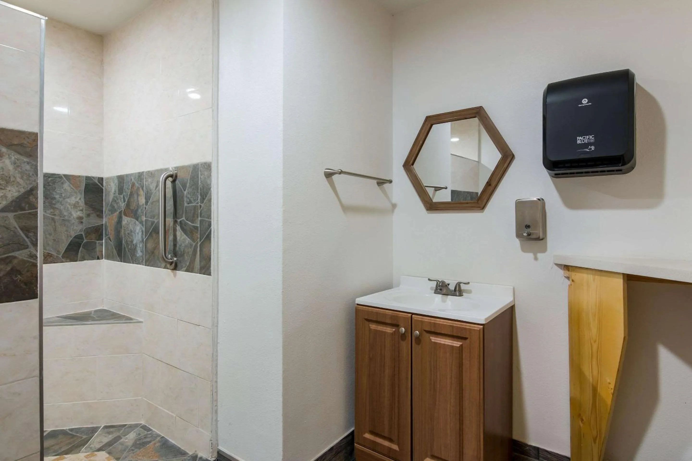 Property building in Rodeway Inn Broken Bow-Hochatown