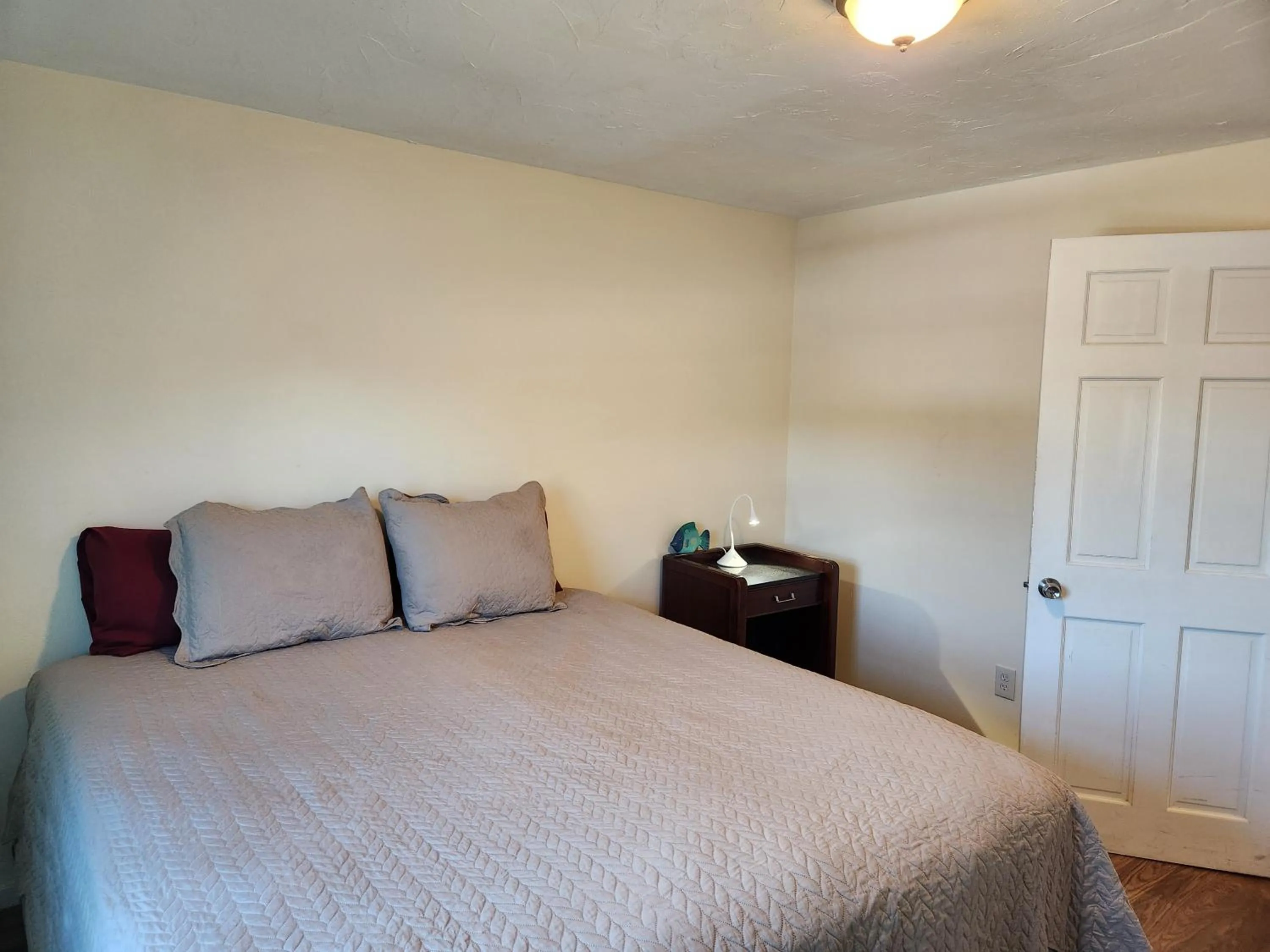 Bed in Jonathan Edwards Motel