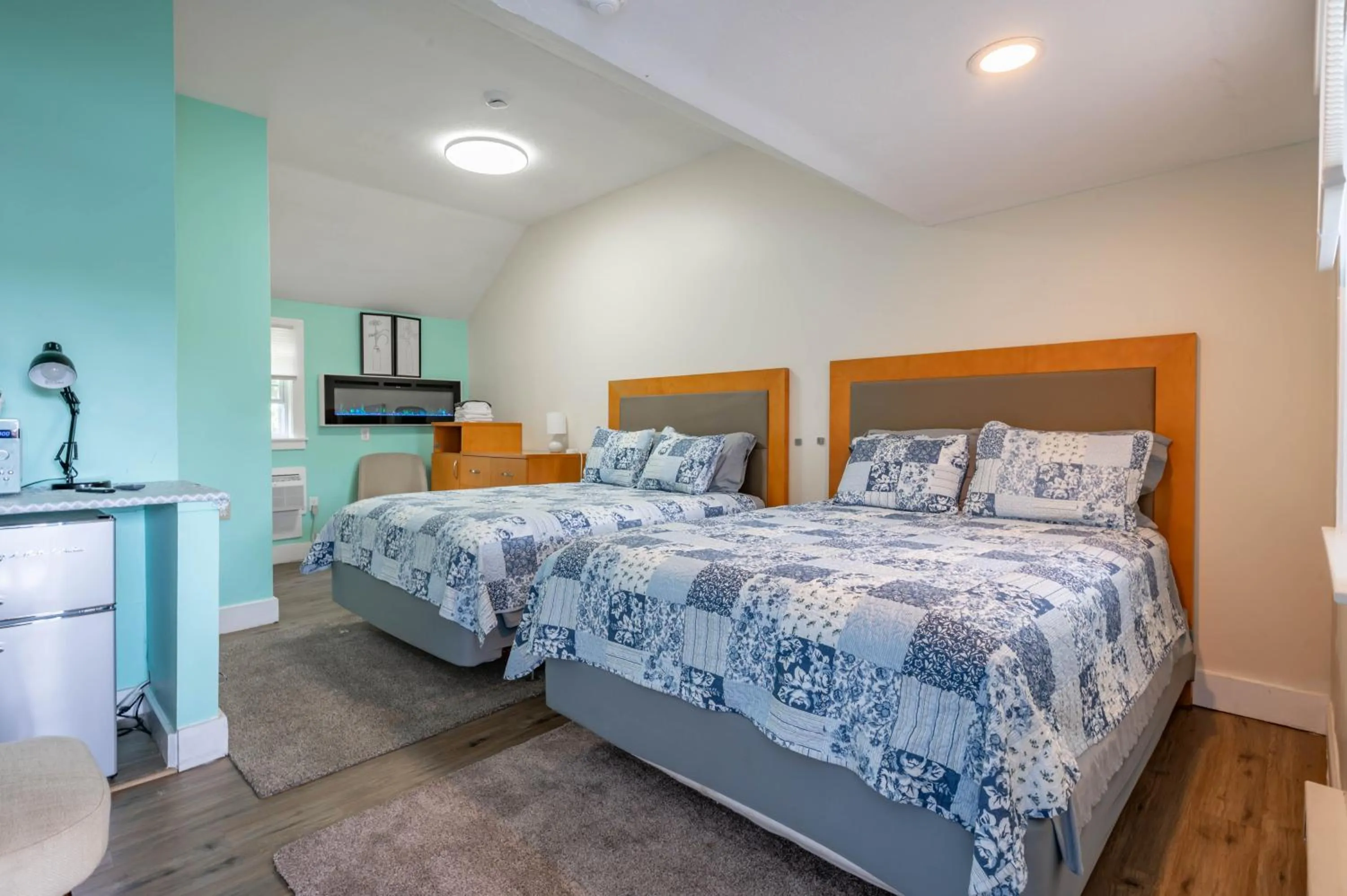 Bed in Jonathan Edwards Motel