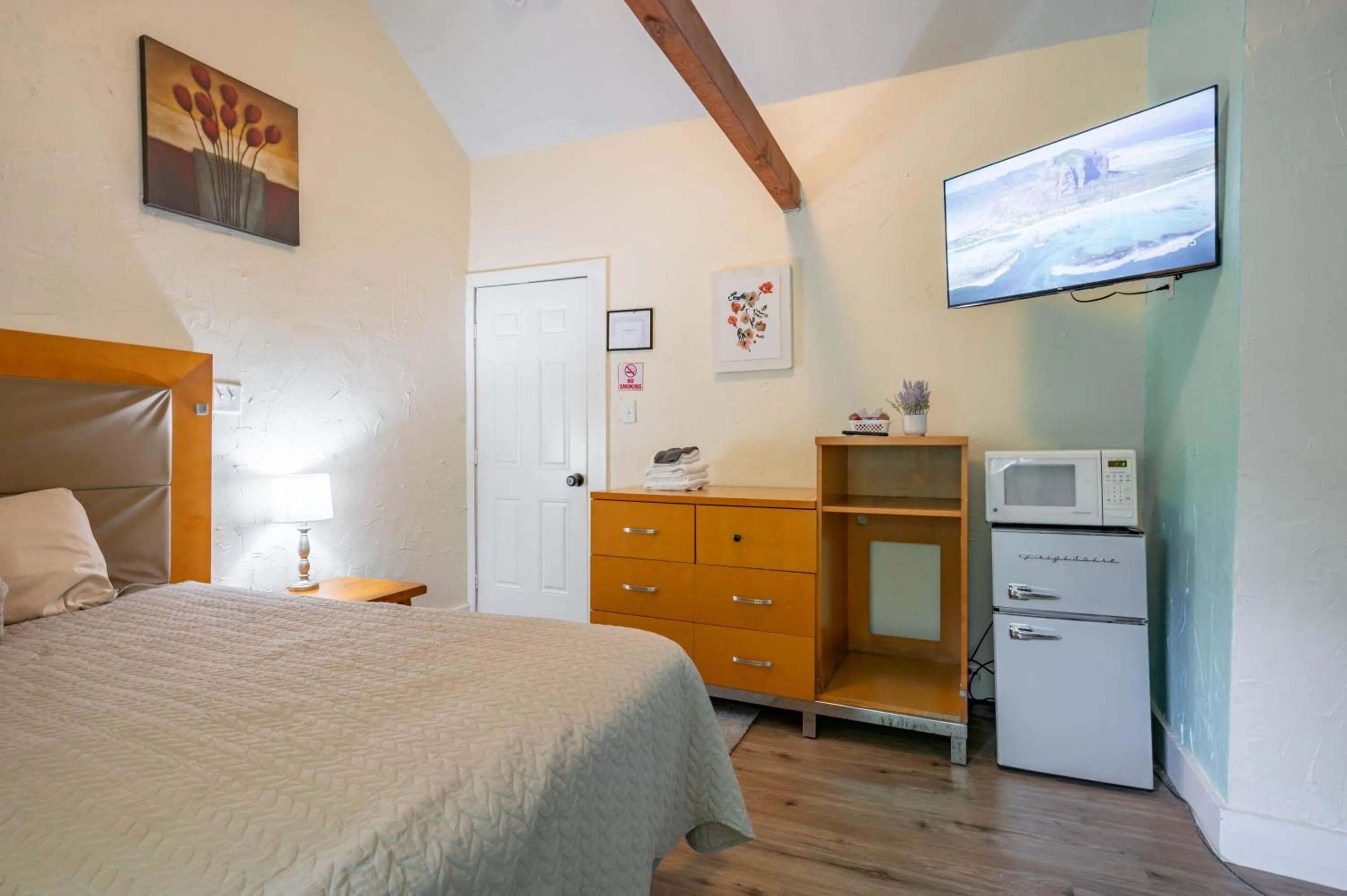 Bed in Jonathan Edwards Motel