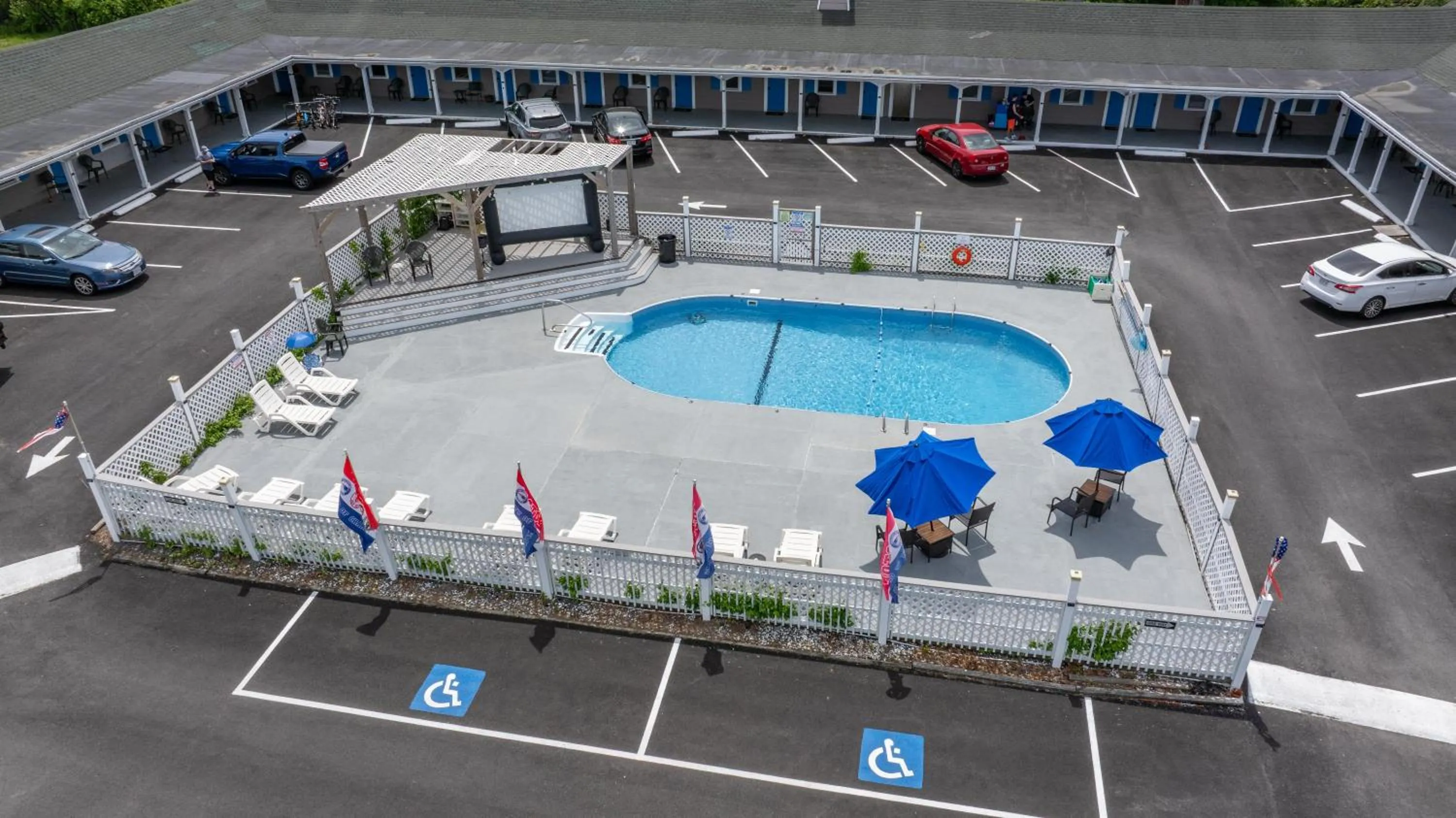 Swimming pool in Jonathan Edwards Motel