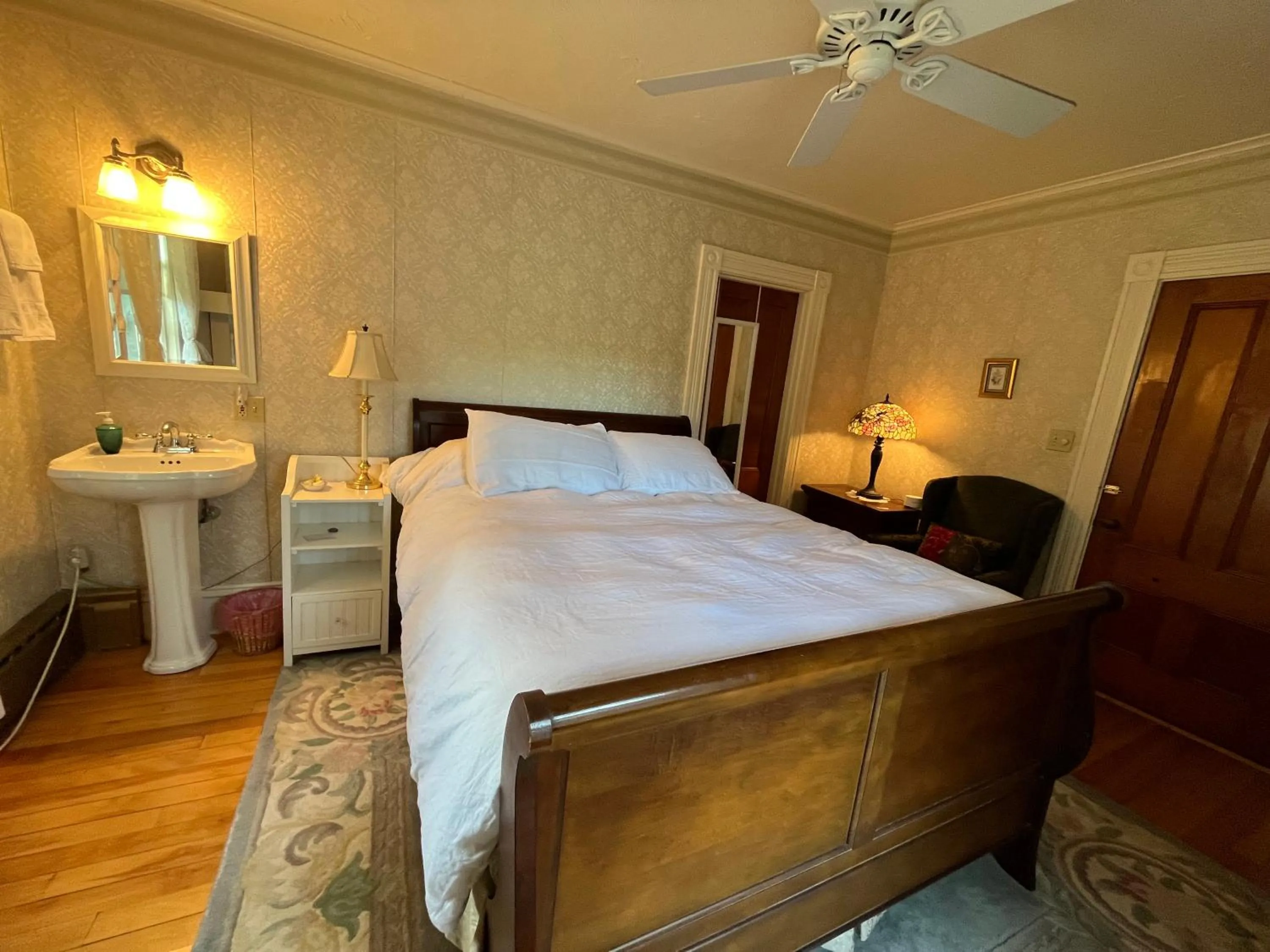 Photo of the whole room, Bed in Cheney House Bed & Breakfast