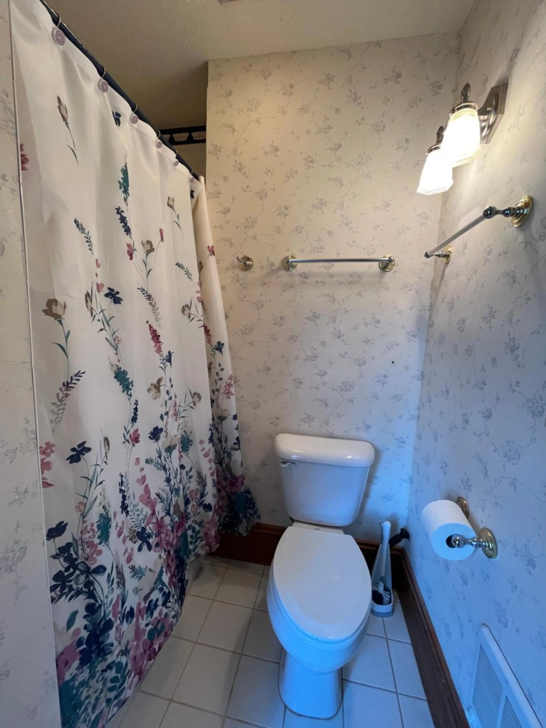 Bathroom in Cheney House Bed & Breakfast