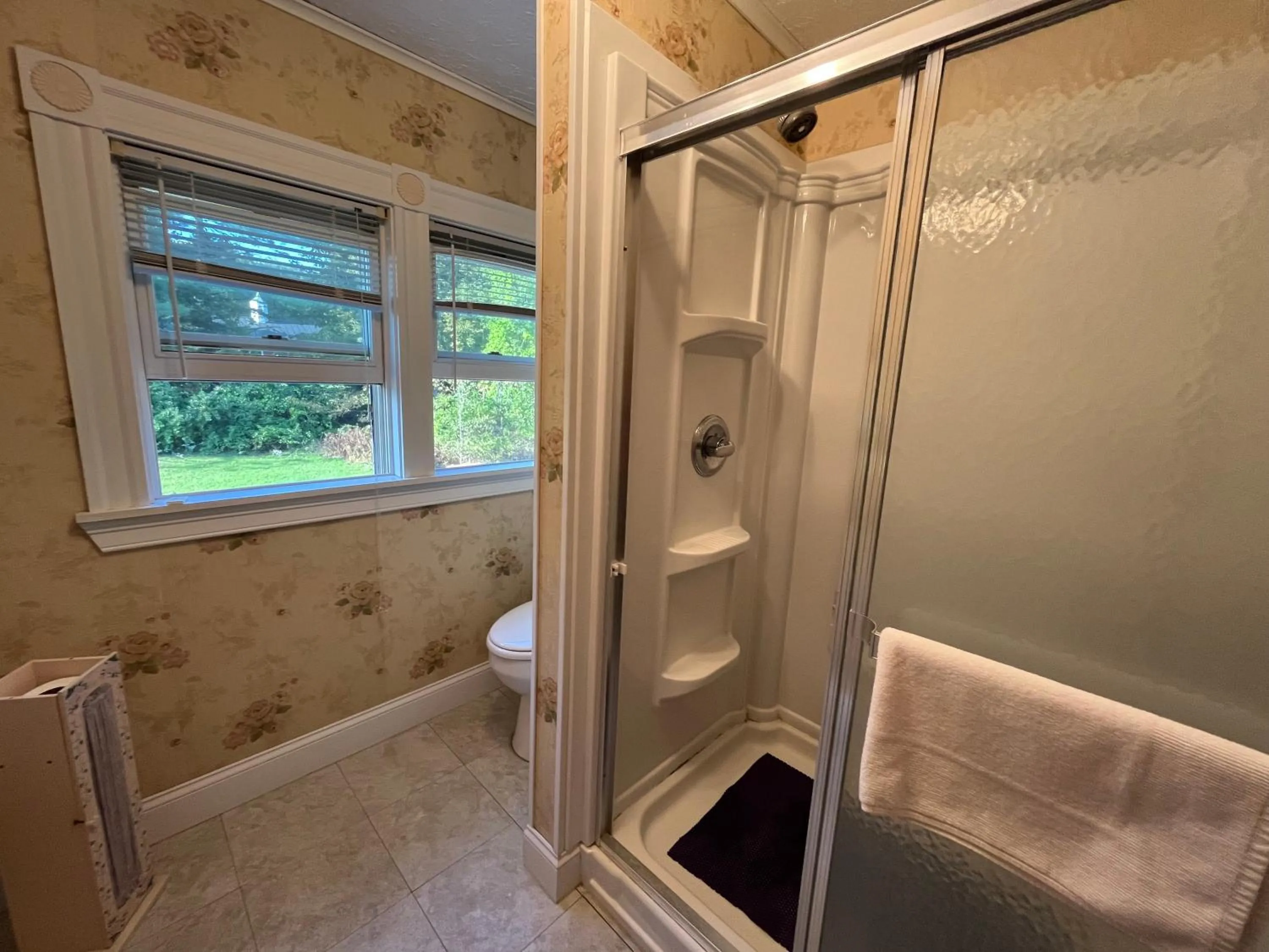 Shower in Cheney House Bed & Breakfast