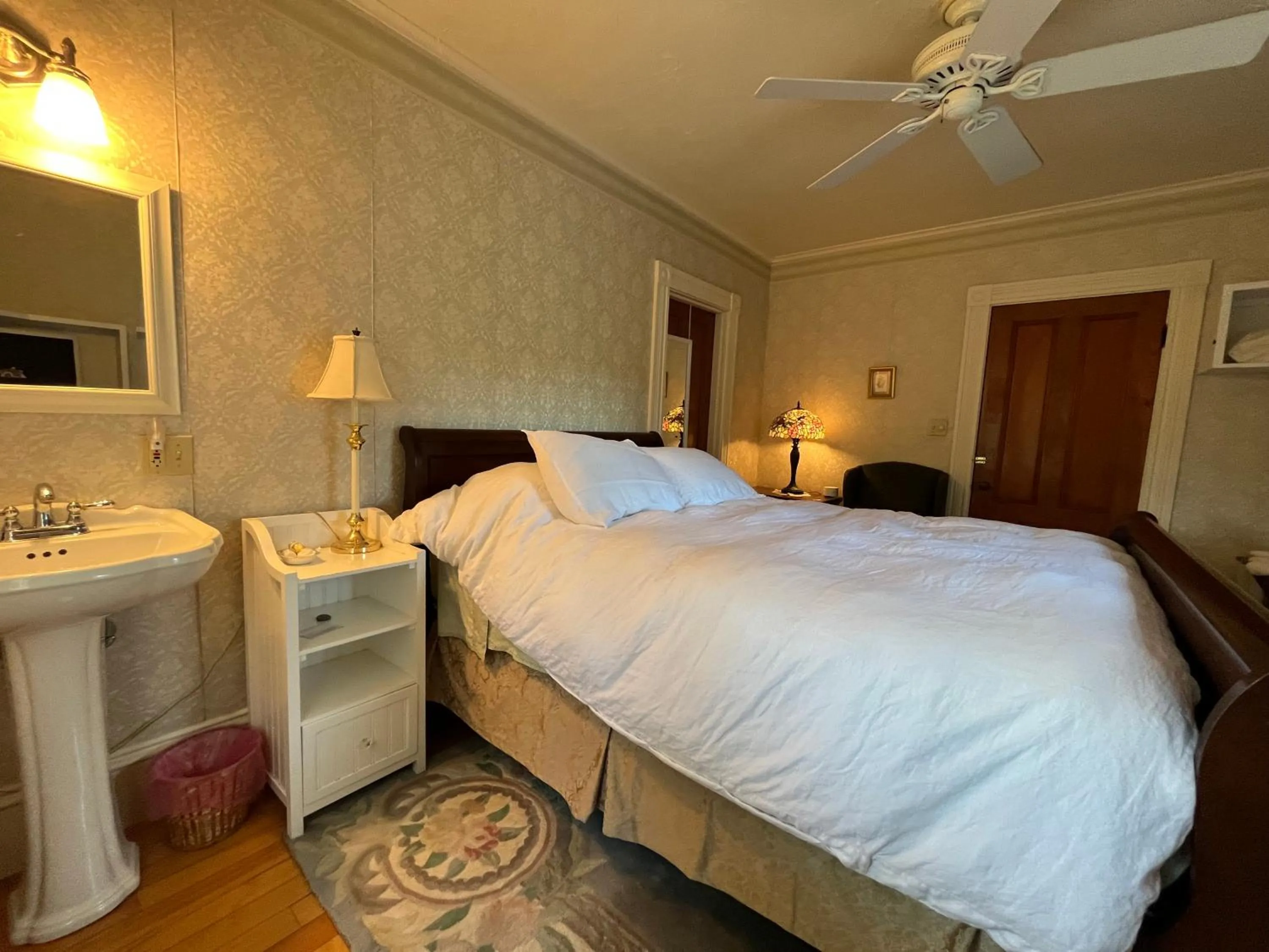 Bed in Cheney House Bed & Breakfast