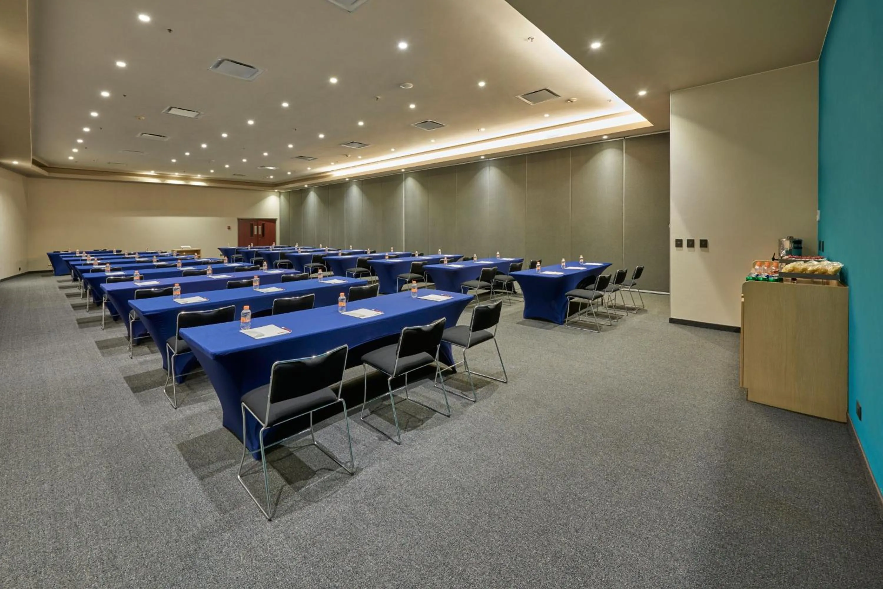 Meeting/conference room in City Express by Marriott Suites Toluca