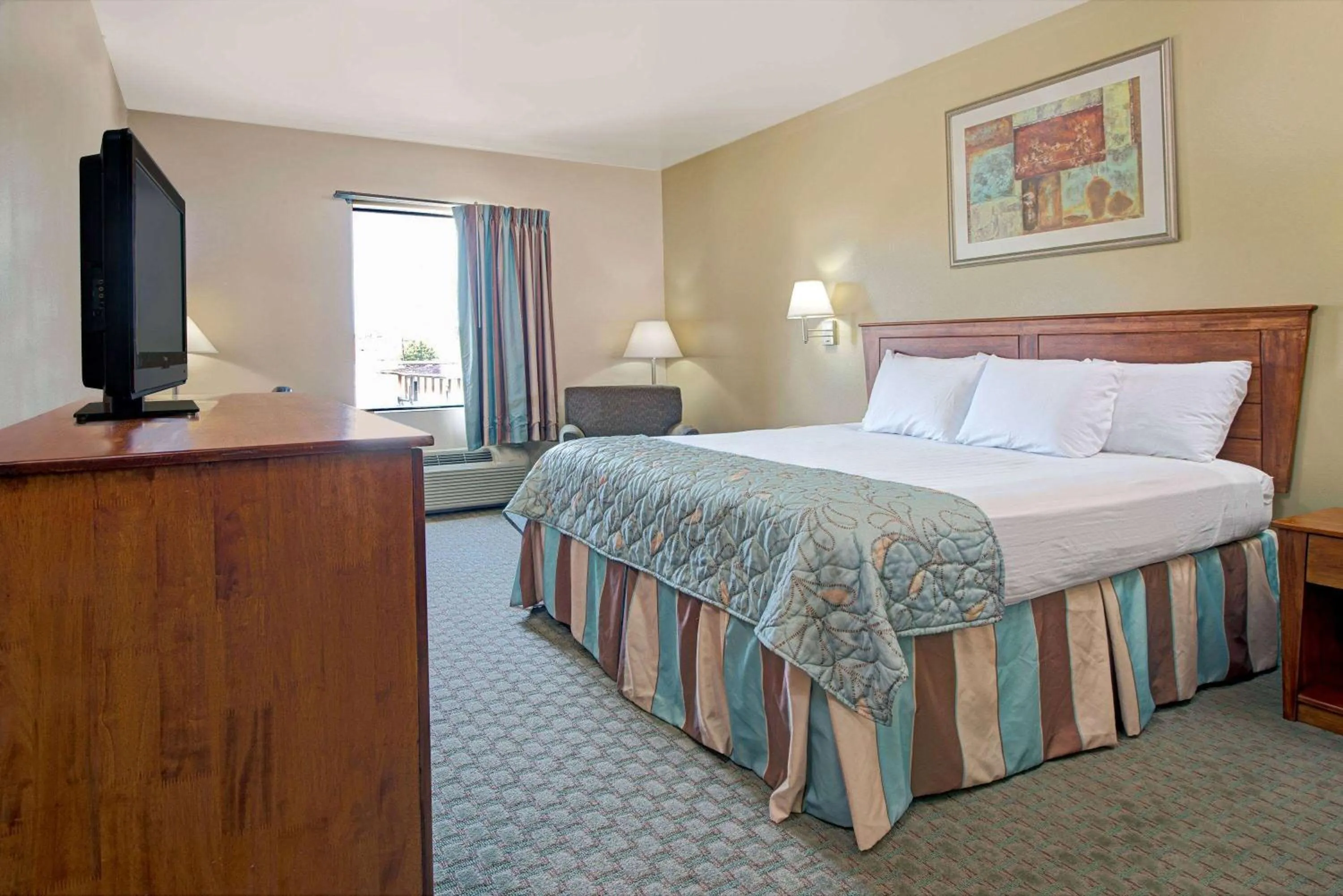 Photo of the whole room, Bed in Days Inn by Wyndham Downtown St. Louis
