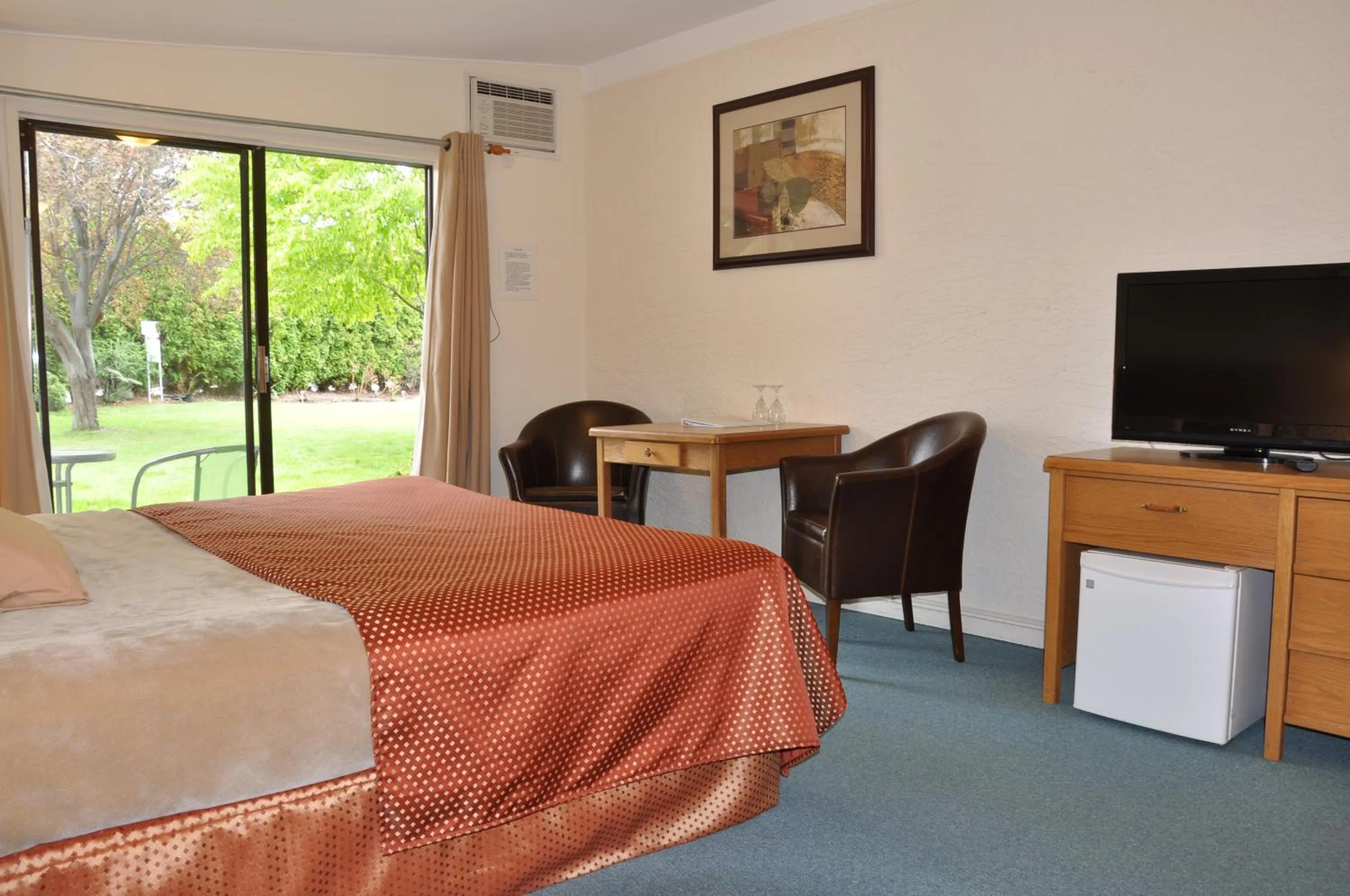 Bed in Summerland Motel