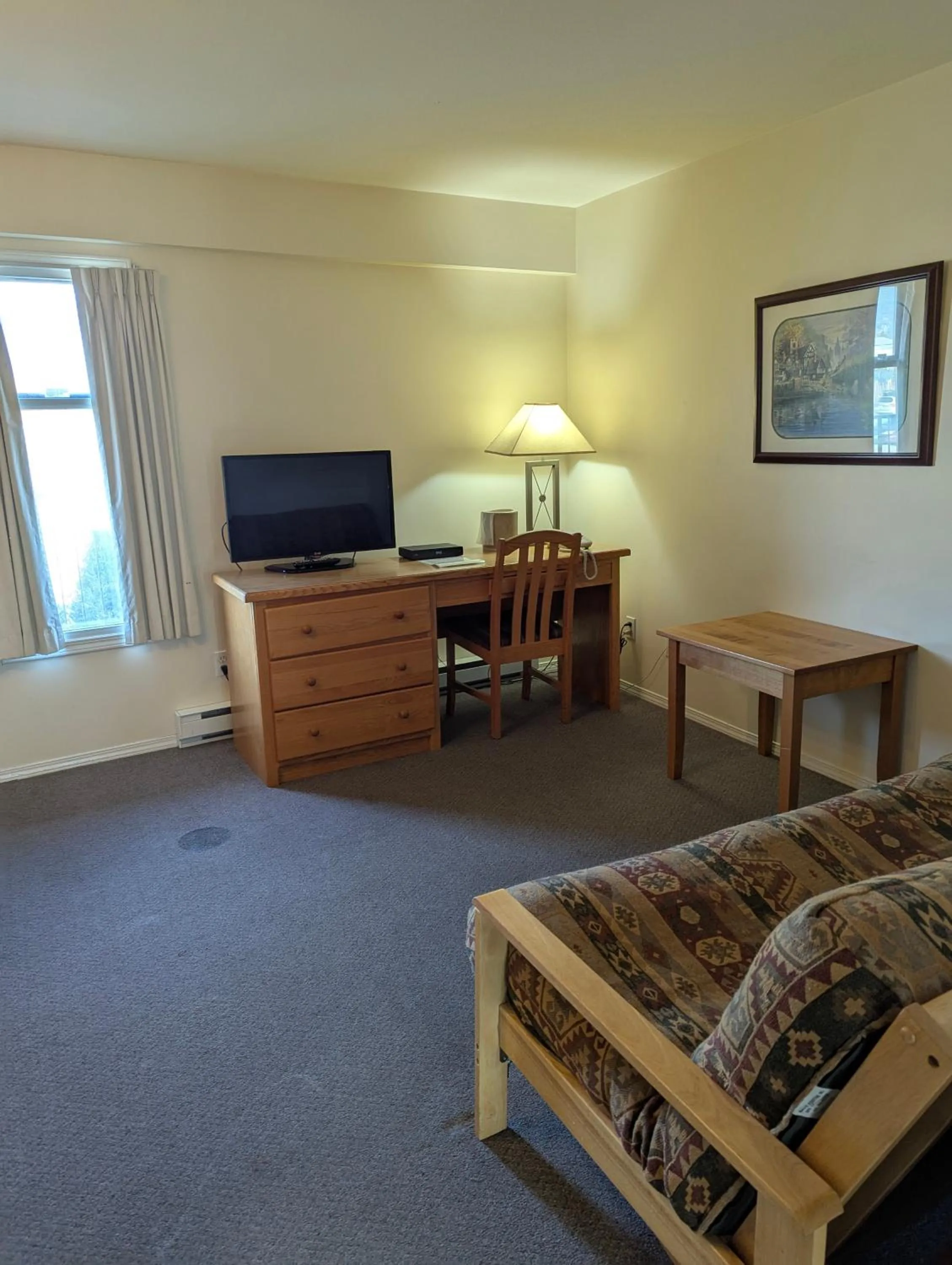 Bed in Summerland Motel