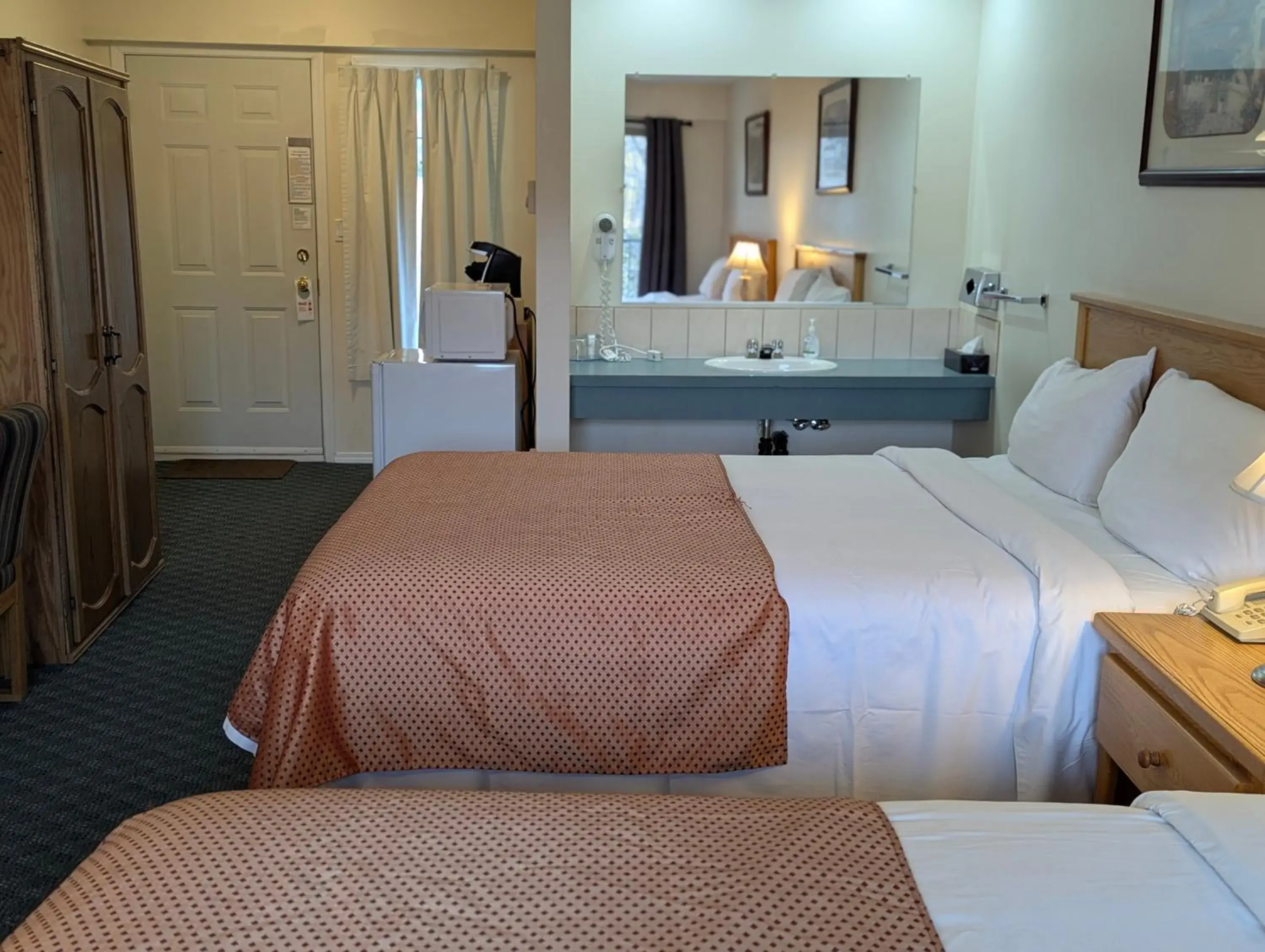 Queen Room with Two Queen Beds with Garden View in Summerland Motel Queen Room with Two Queen Beds with Garden View in Summerland Motel