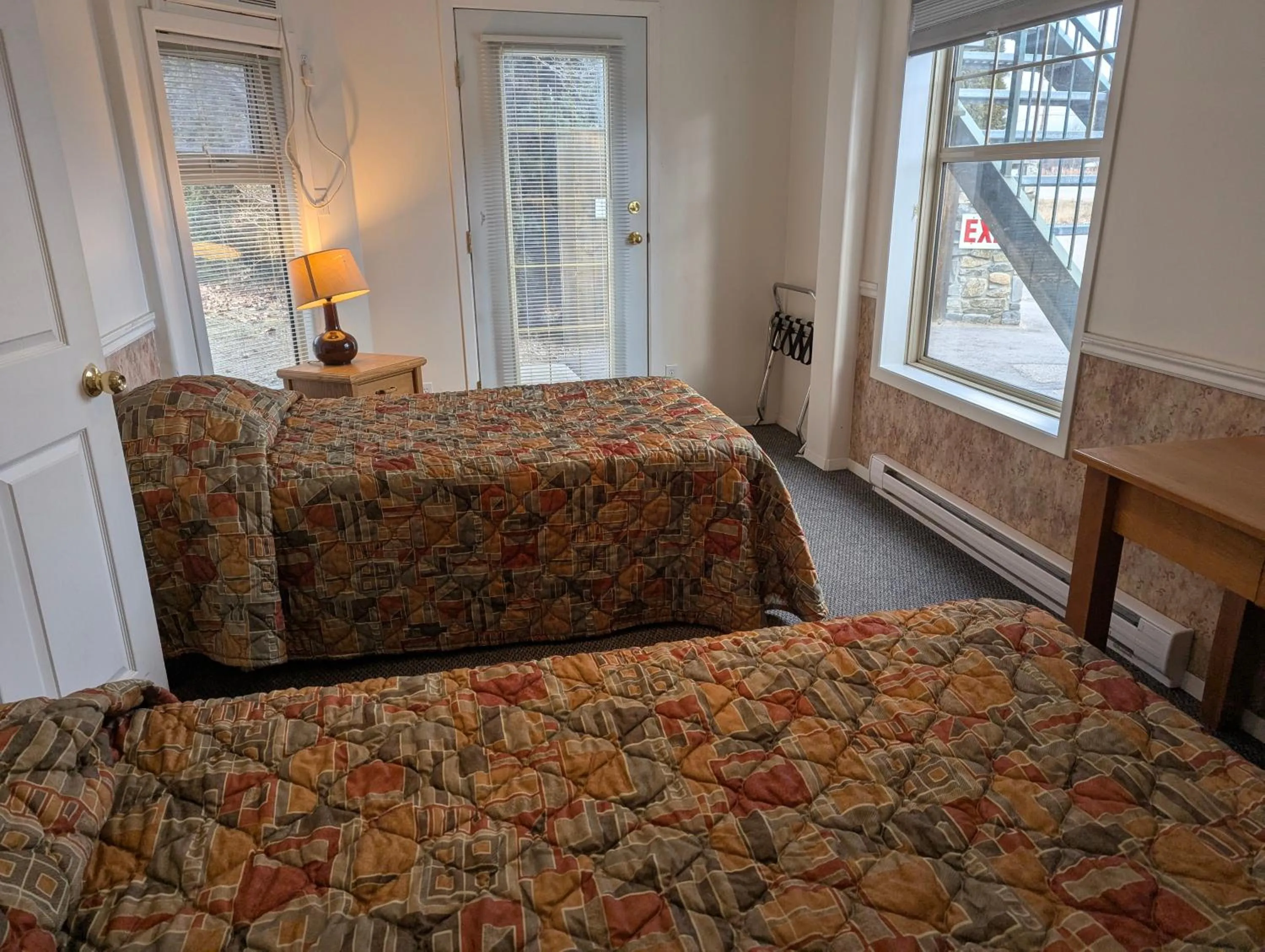 Bed in Summerland Motel