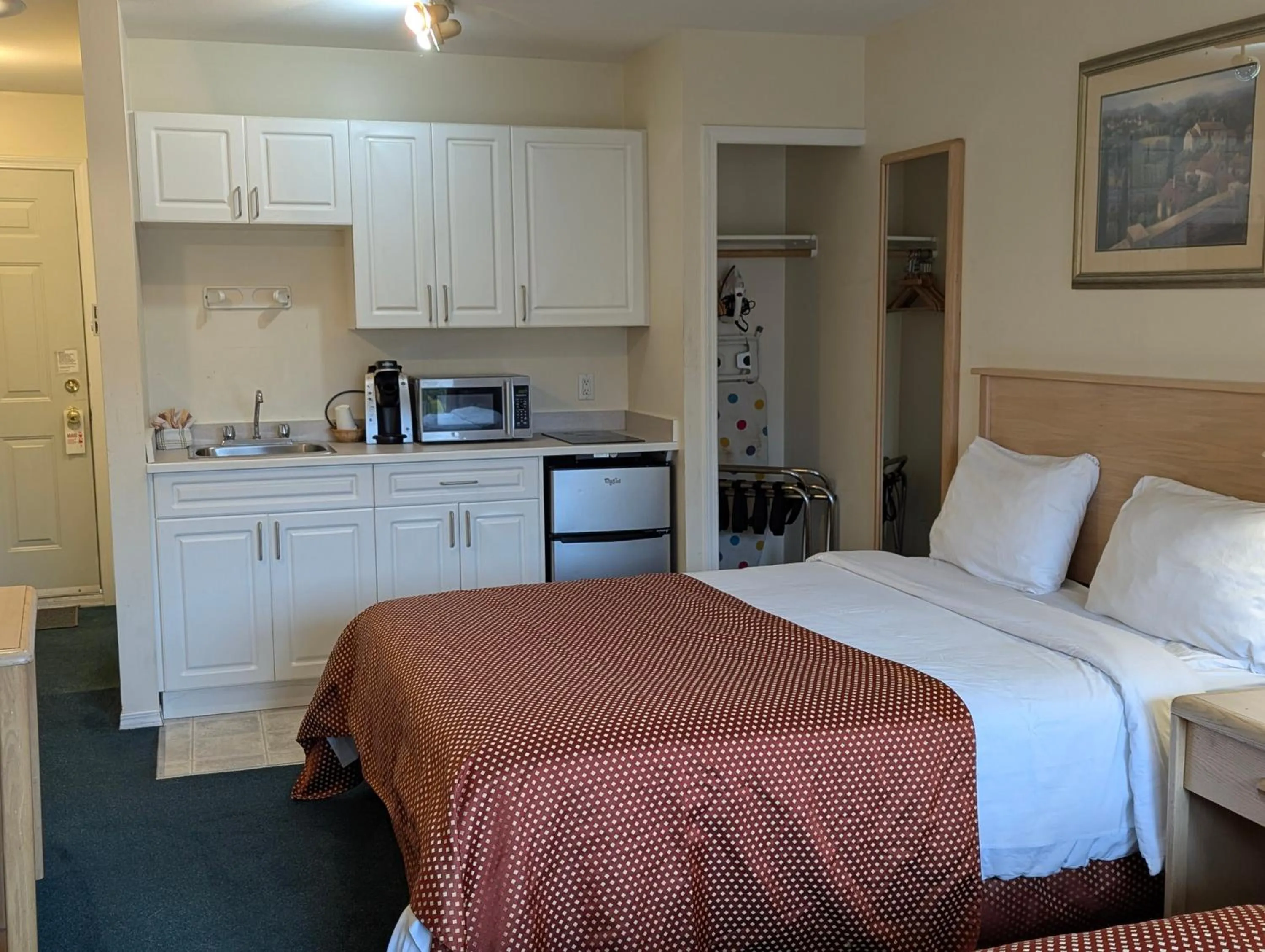 Bed in Summerland Motel